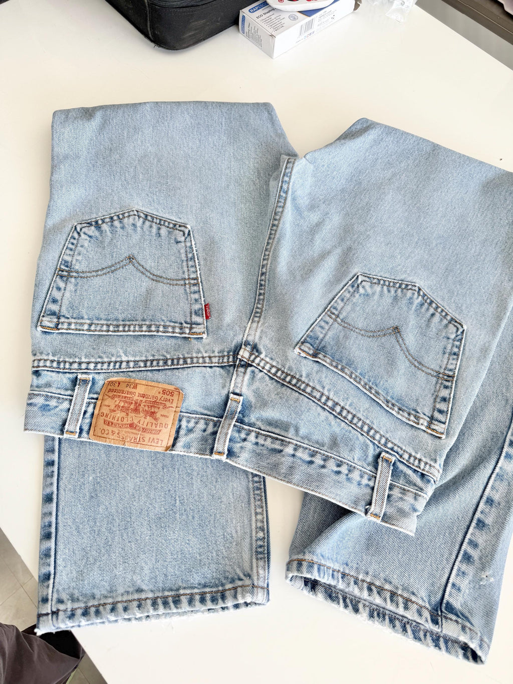 Levis 505s  vintage w30/32 L29 light faded blue 505s made in Columbia 90s straight leg jeans 505 30”/32” waist