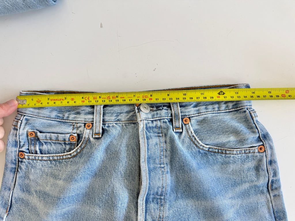 W27 L31 vintage Levis 501 26/27” measured waist medium light blue 501s Y2K nl