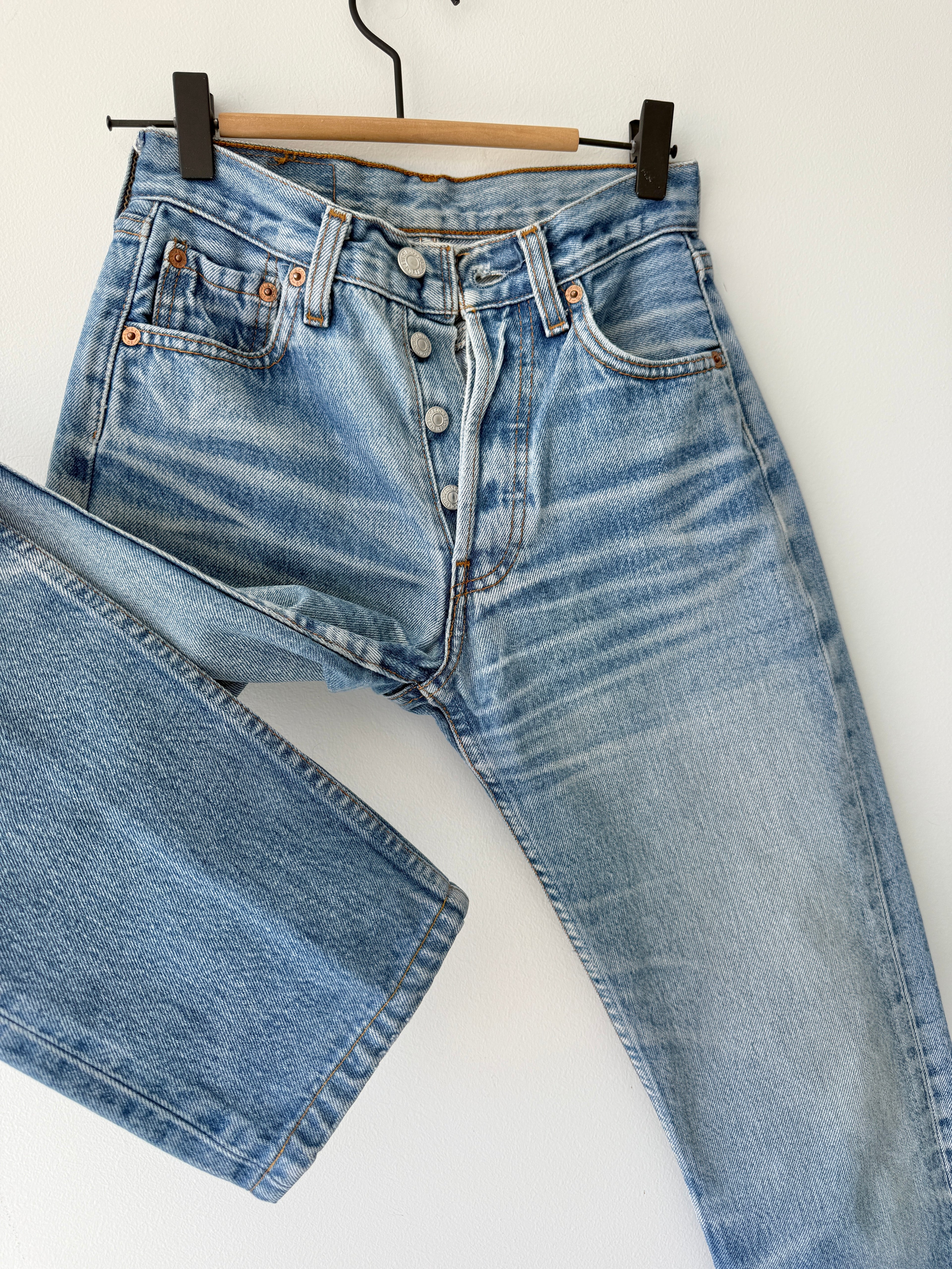 Soft W23 L29 vintage Levis 501 22-24” measured waist medium faded whisker blue 501s 90s
