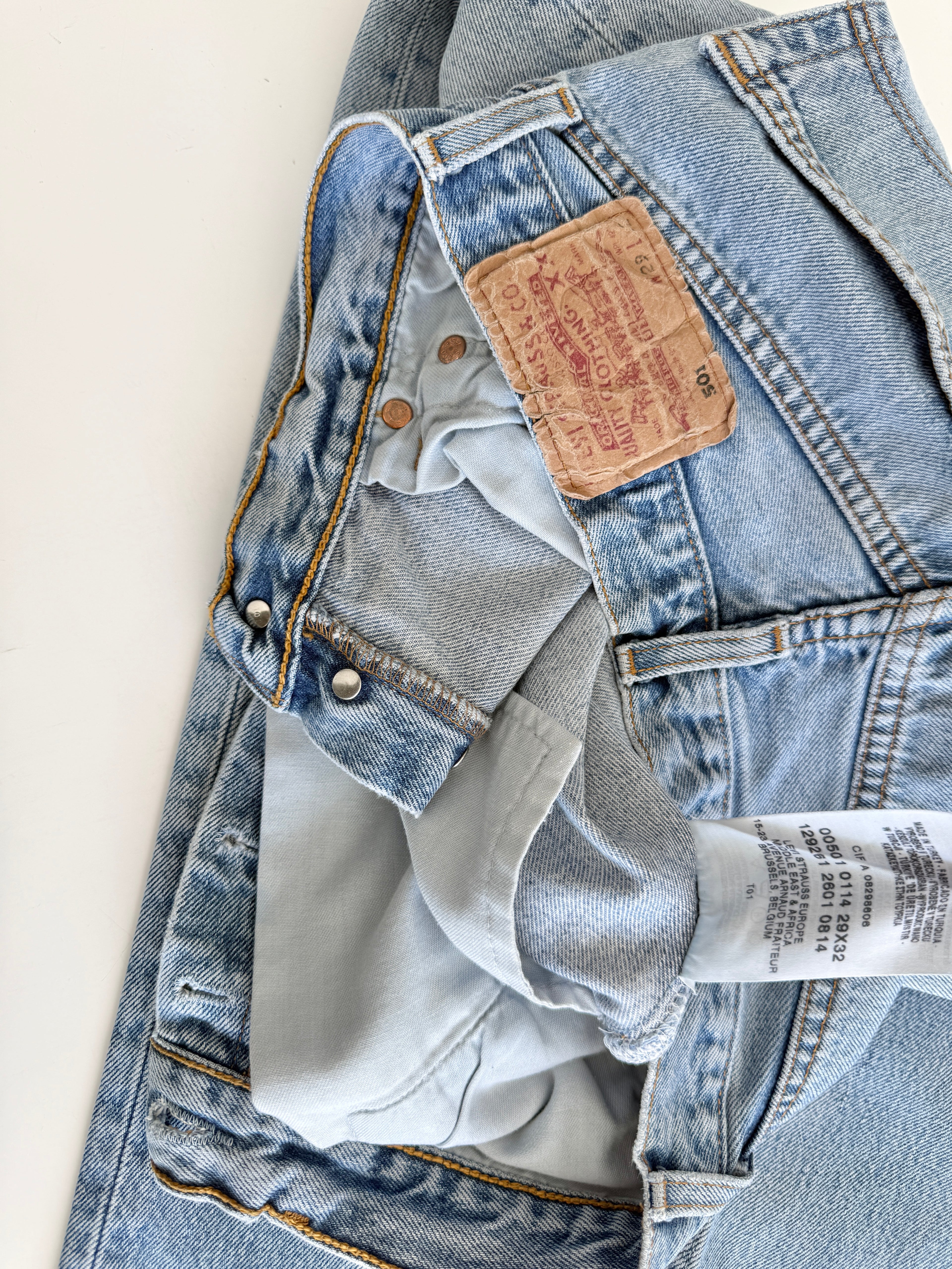 W27 L31 vintage Levis 501 27” measured waist light faded blue Y2K 501s