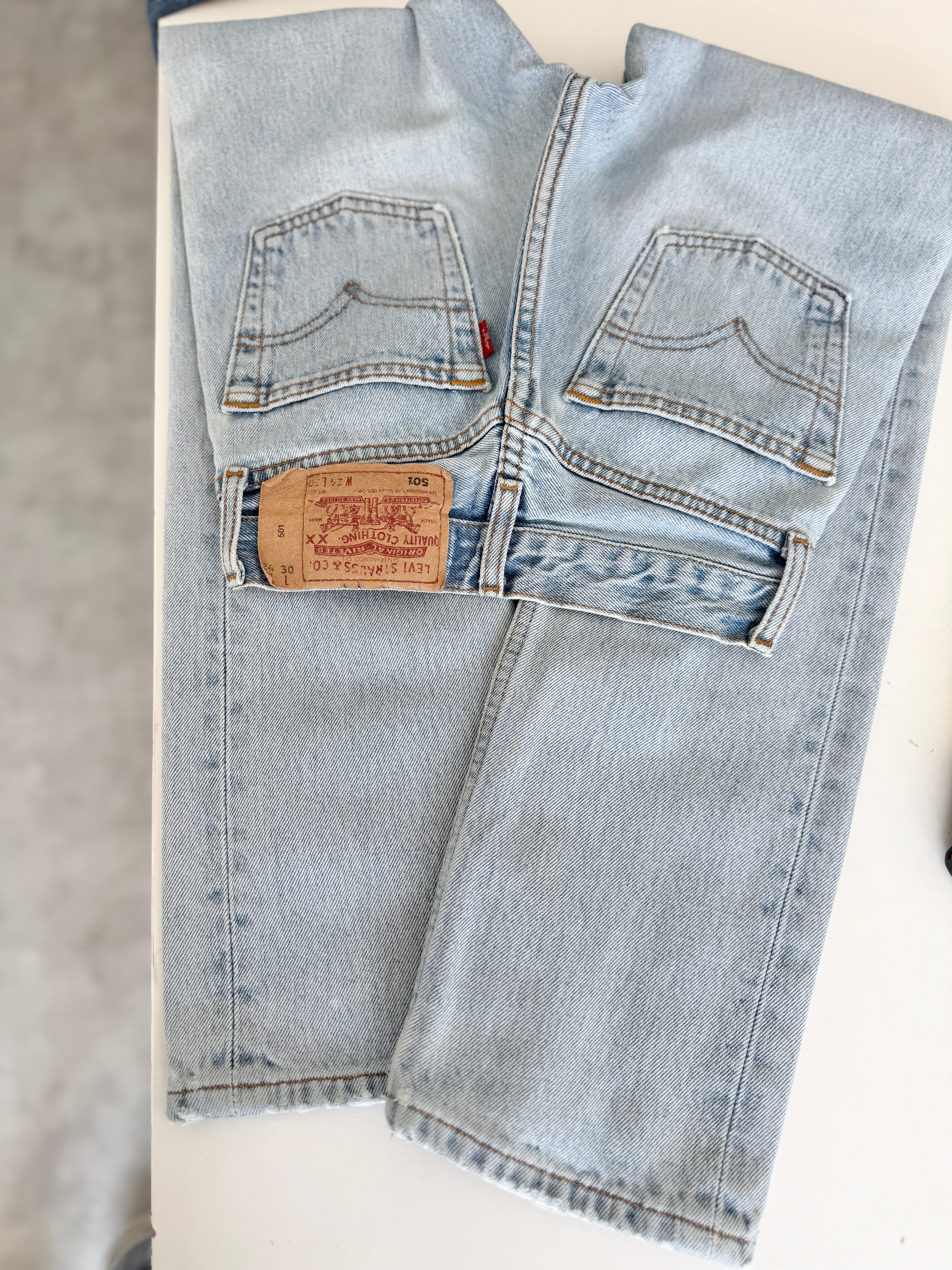 W22 L29 vintage Levis 501 22” measured light blue faded denim 90s 501s