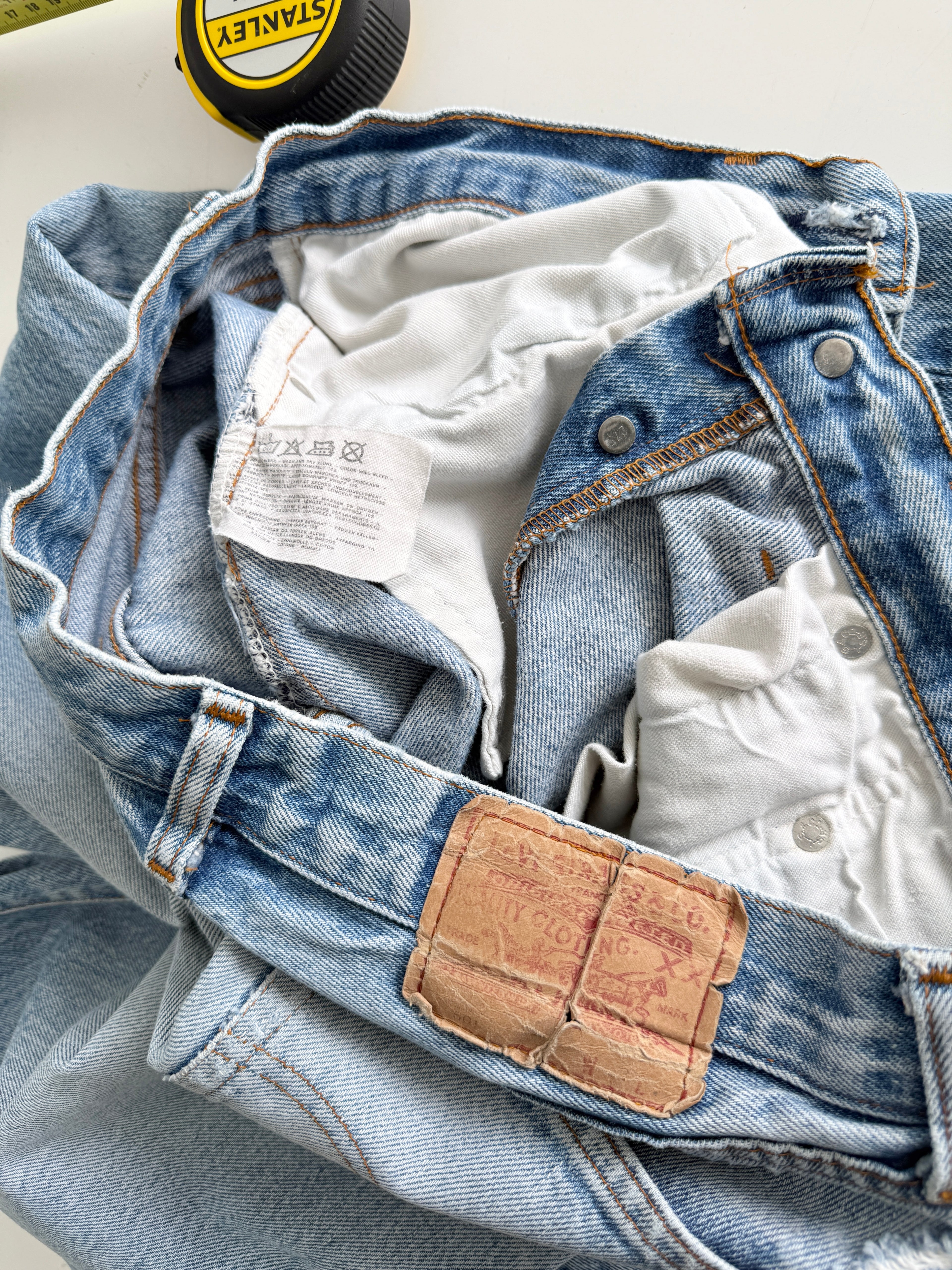 W30 L30 vintage Levis 501 29-30” measured distressed light blue denim 80s 501s