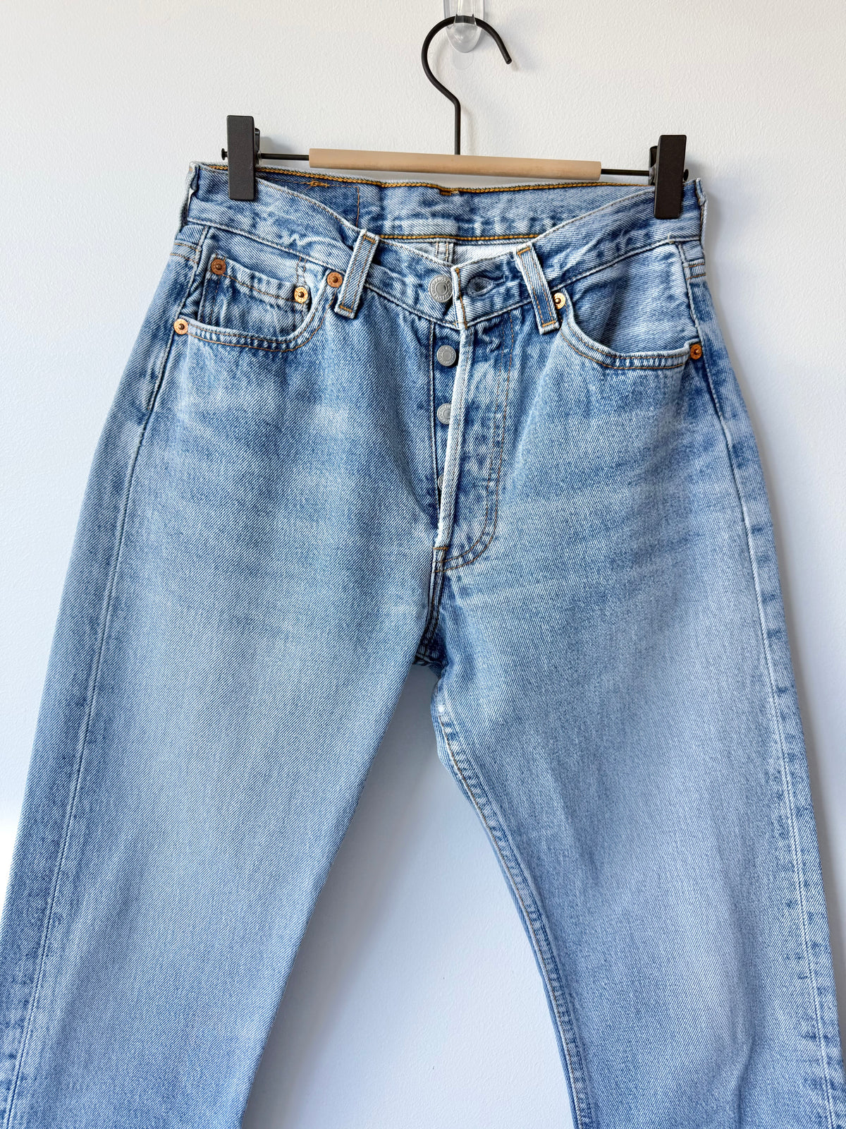W26 L30 vintage Levis 501 light medium blue 25/26” measured waist 90s levis 501s