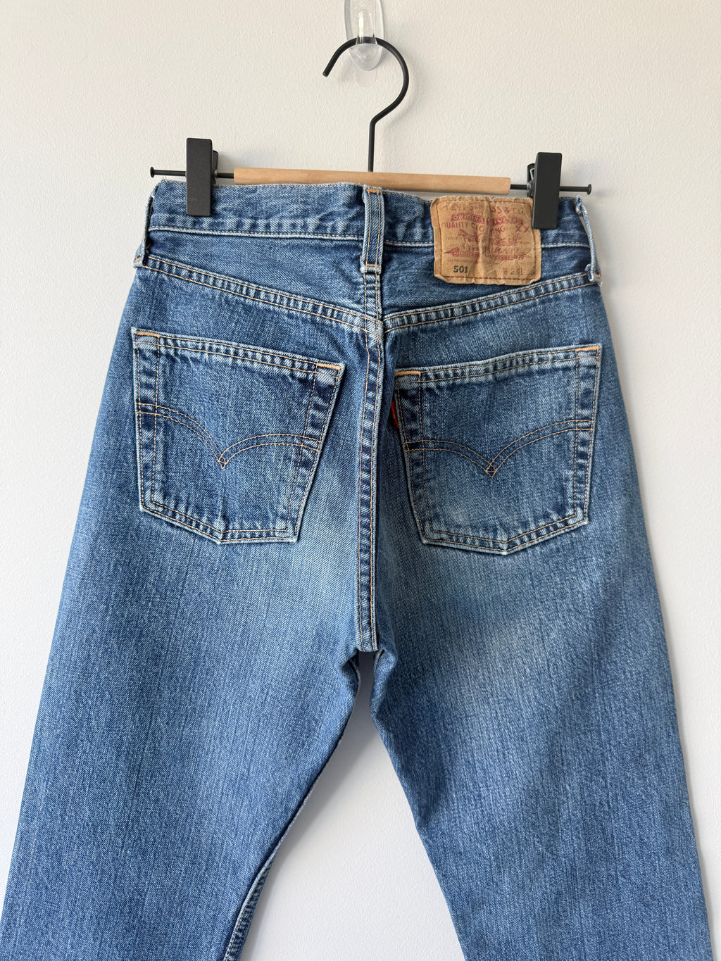 W24 L31 vintage Levis 501 23/24” measured waist dark faded blue 90s 501s