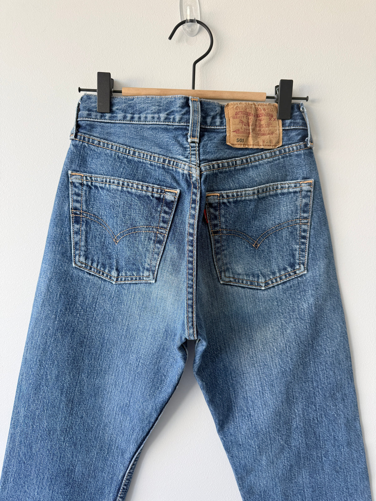 W24 L31 vintage Levis 501 23/24” measured waist dark faded blue 90s 501s