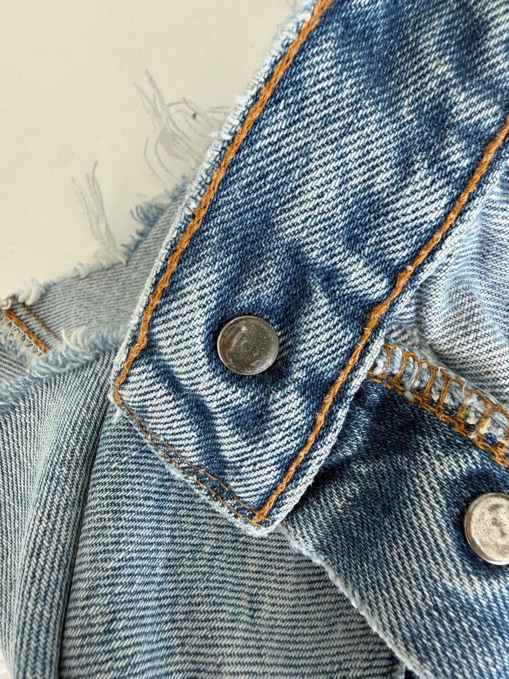 W27 Selvedge vintage Levis 501 26/27” measured waist light faded blue 70s 501s selvedge Levi’s made in USA