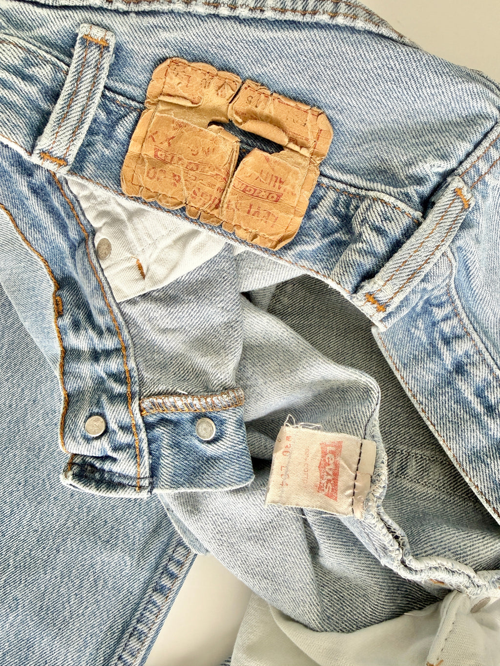 W28 L32 vintage Levis 501 27/28” measured medium light blue faded 80s USA Levi’s 501s golden buttons