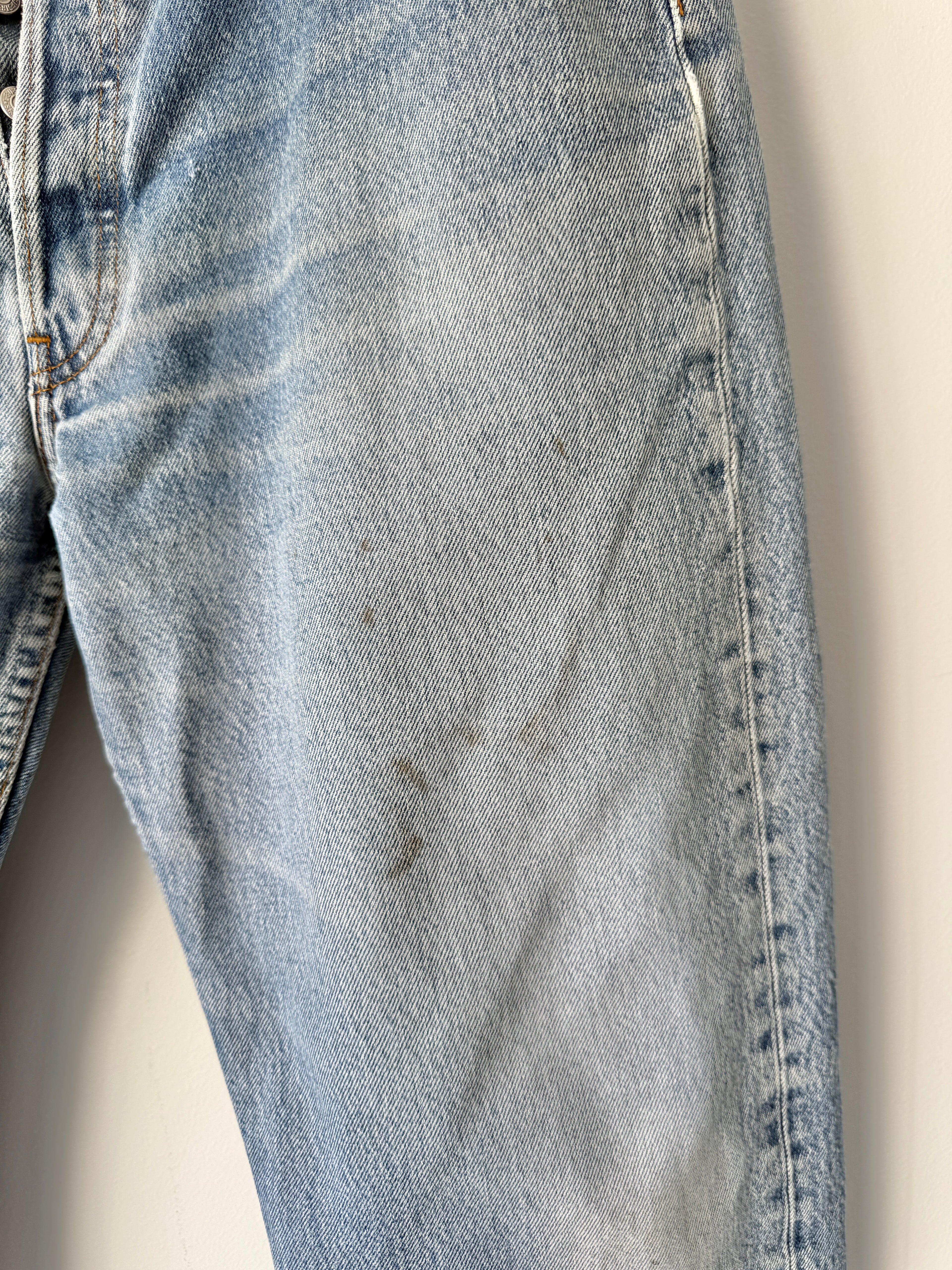 W33 L28 vintage Levis 501 32-33” measured medium faded blue denim Y2K wallet mark well worn in denim