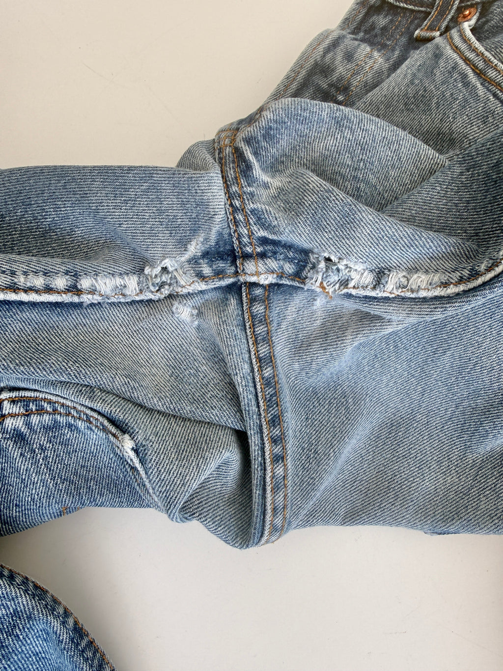 W26 L31 vintage Levis 501s 25/26” measured medium dark fade blue distressed 501s Y2K
