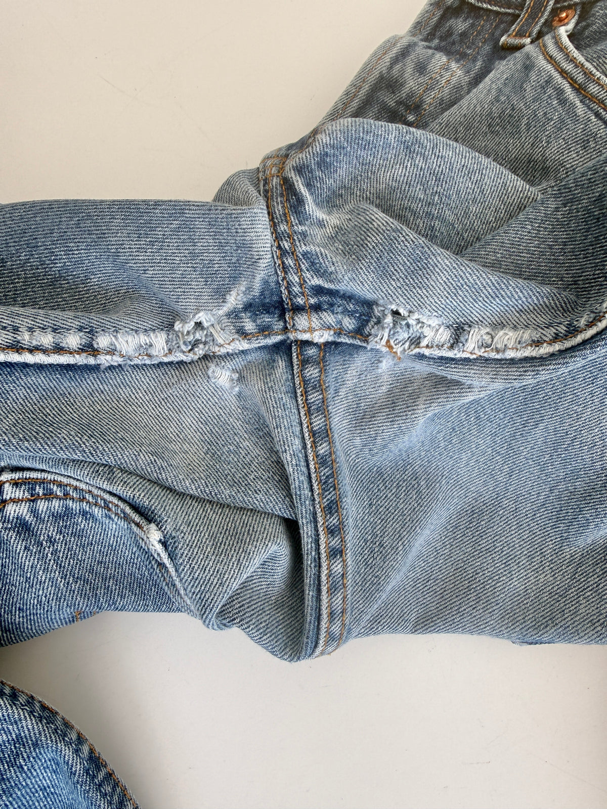 W26 L31 vintage Levis 501s 25/26” measured medium dark fade blue distressed 501s Y2K