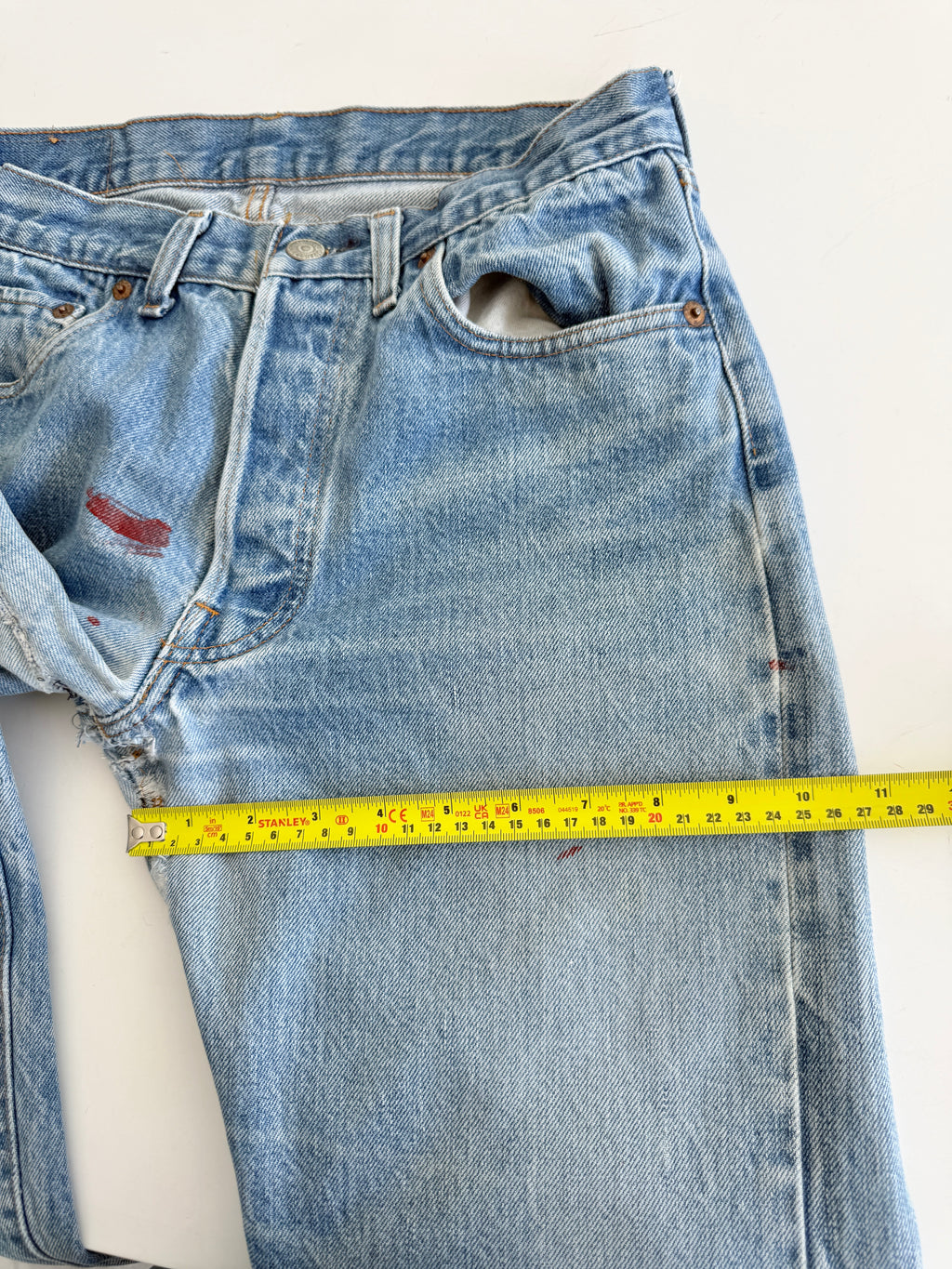 Selvedge W27 L30 vintage Levis 501 26-27”measured medium blue 80s USA 501 selvedge distressed & paint 501s