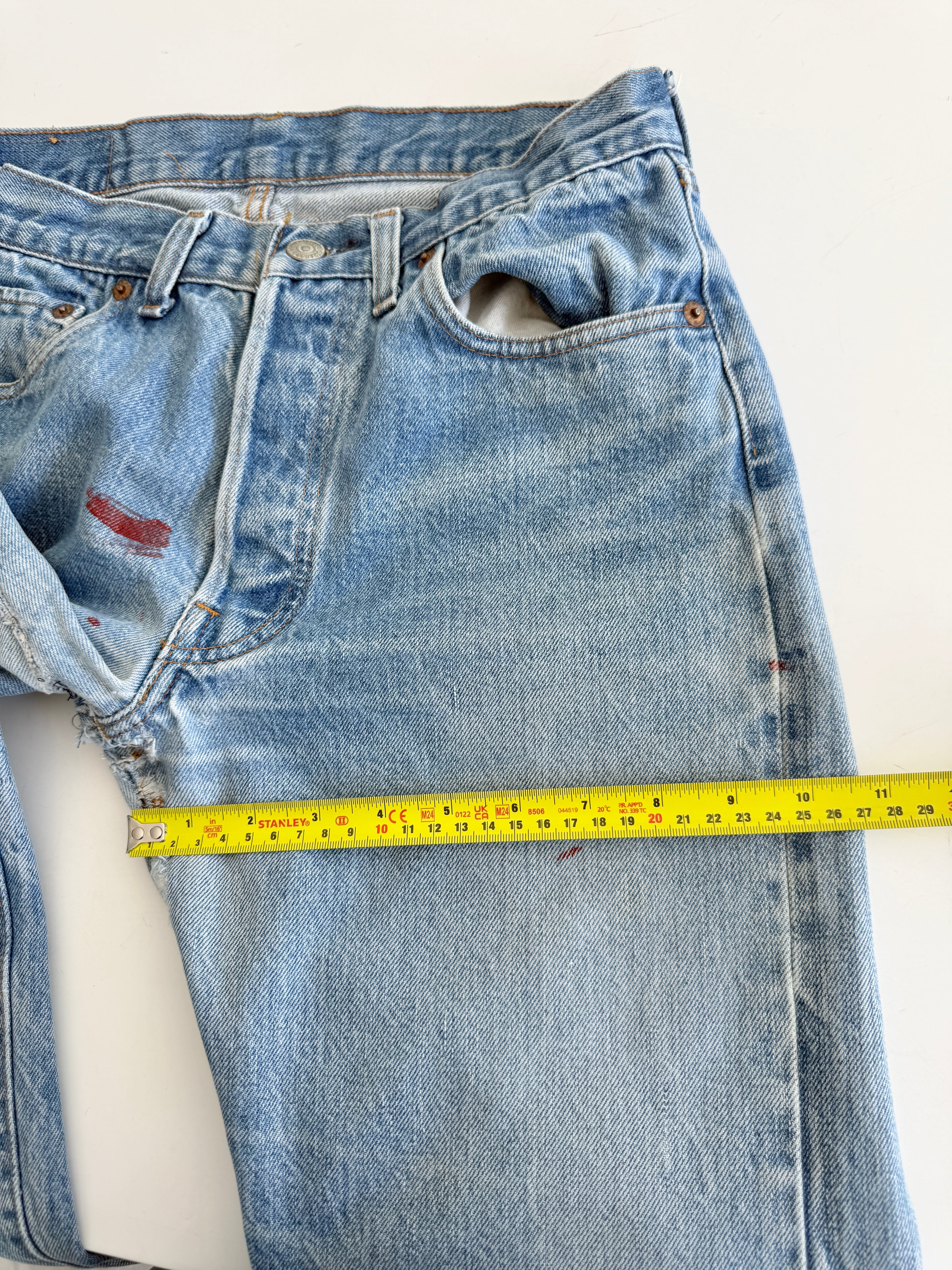 Selvedge W27 L30 vintage Levis 501 26-27”measured medium blue 80s USA 501 selvedge distressed & paint 501s