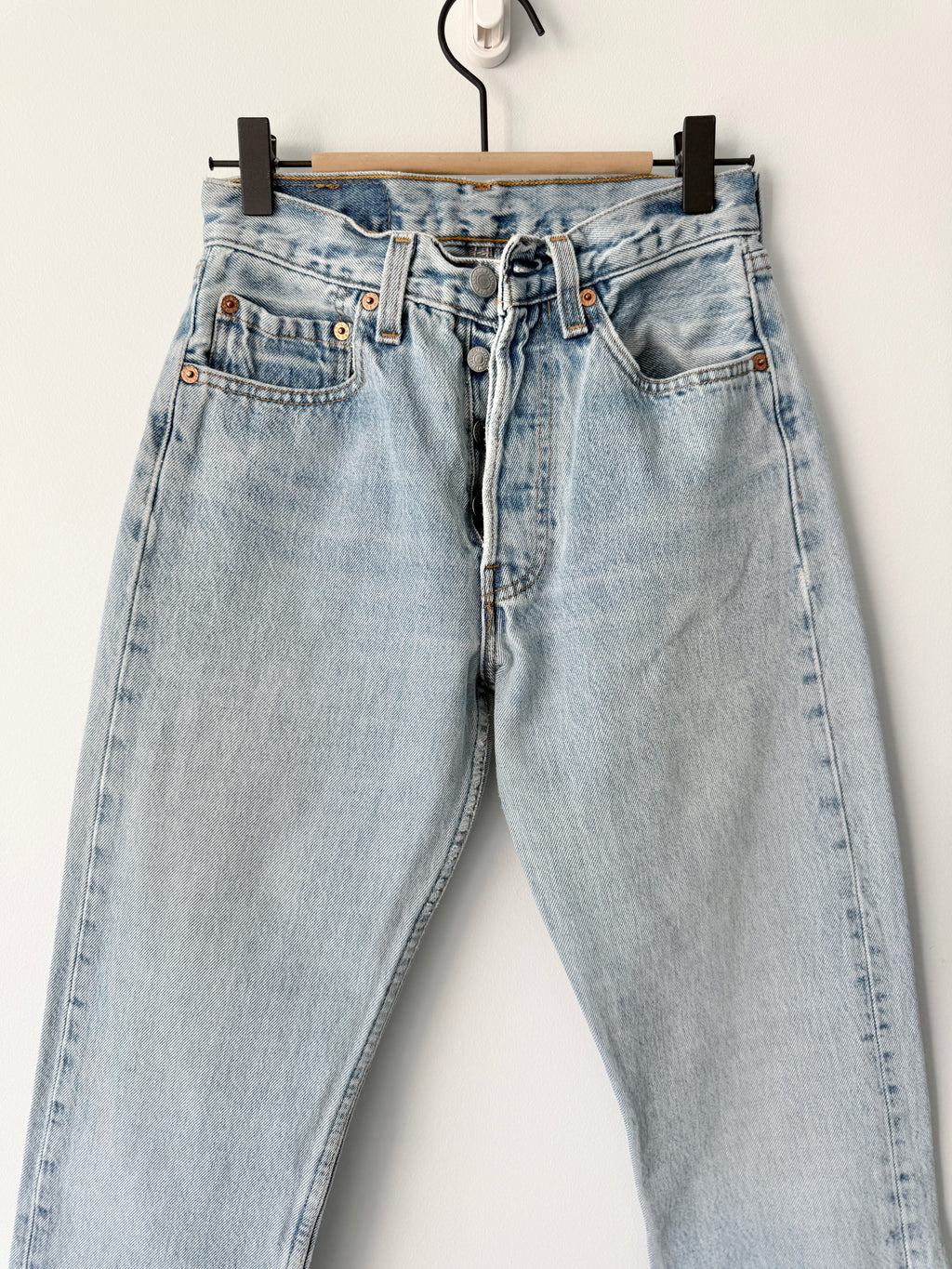 W24 L31 vintage Levis 501 23-24” measured light blue fade denim 90s Levi’s 501s USA