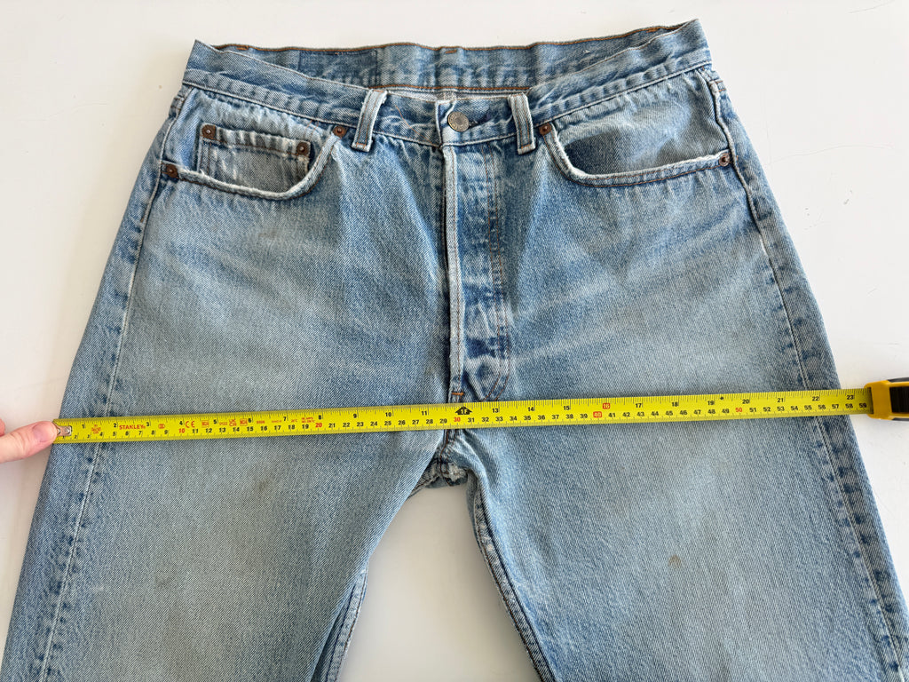 W32 L33 vintage Levis 501 31/32” measured medium faded blue denim 80s Levi’s 501s USA