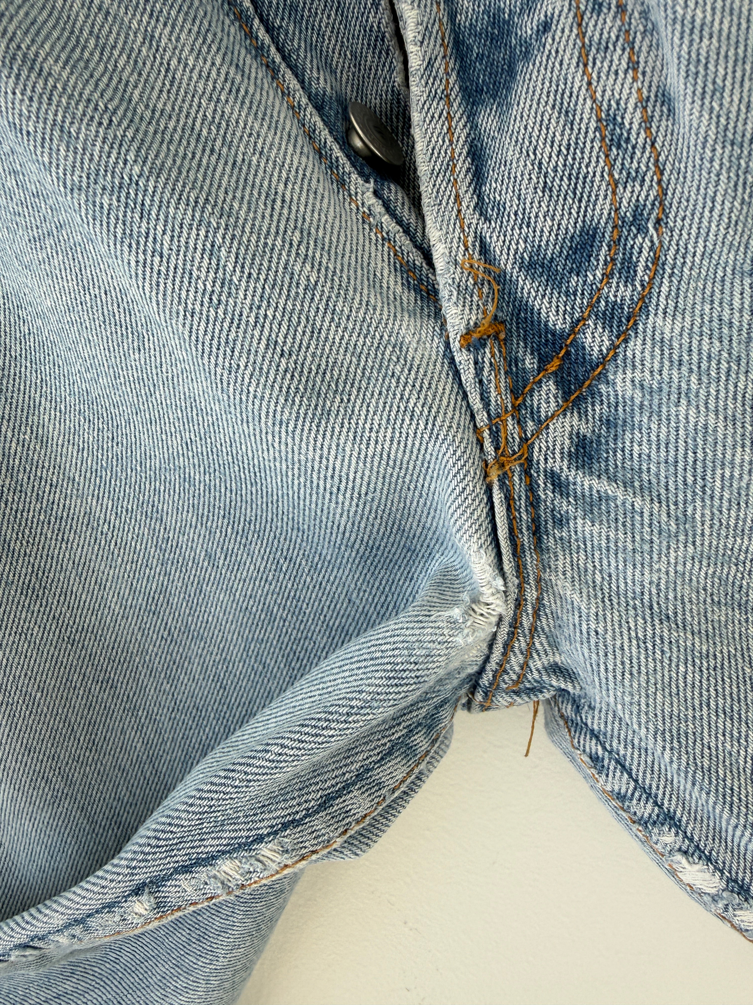 W27 L29 vintage Levis 501 27” measured waist light blue 501s 90s USA student fit denim