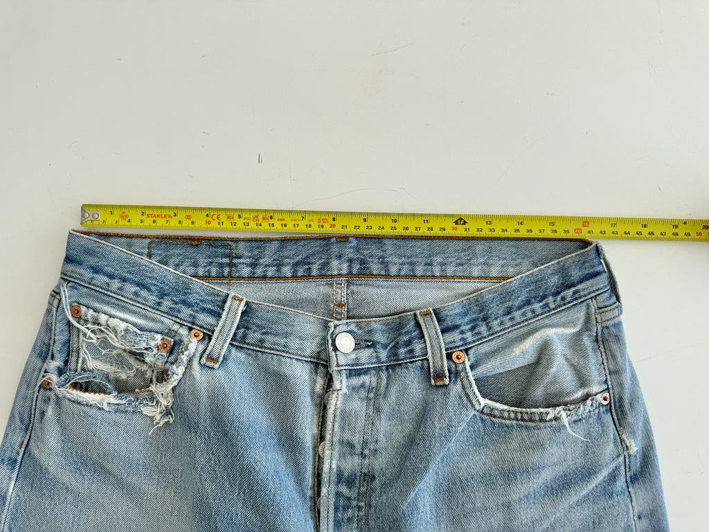 Soft W34 L30 vintage Levis 501 32-34” measured light medium blue faded denim Y2K 501s
