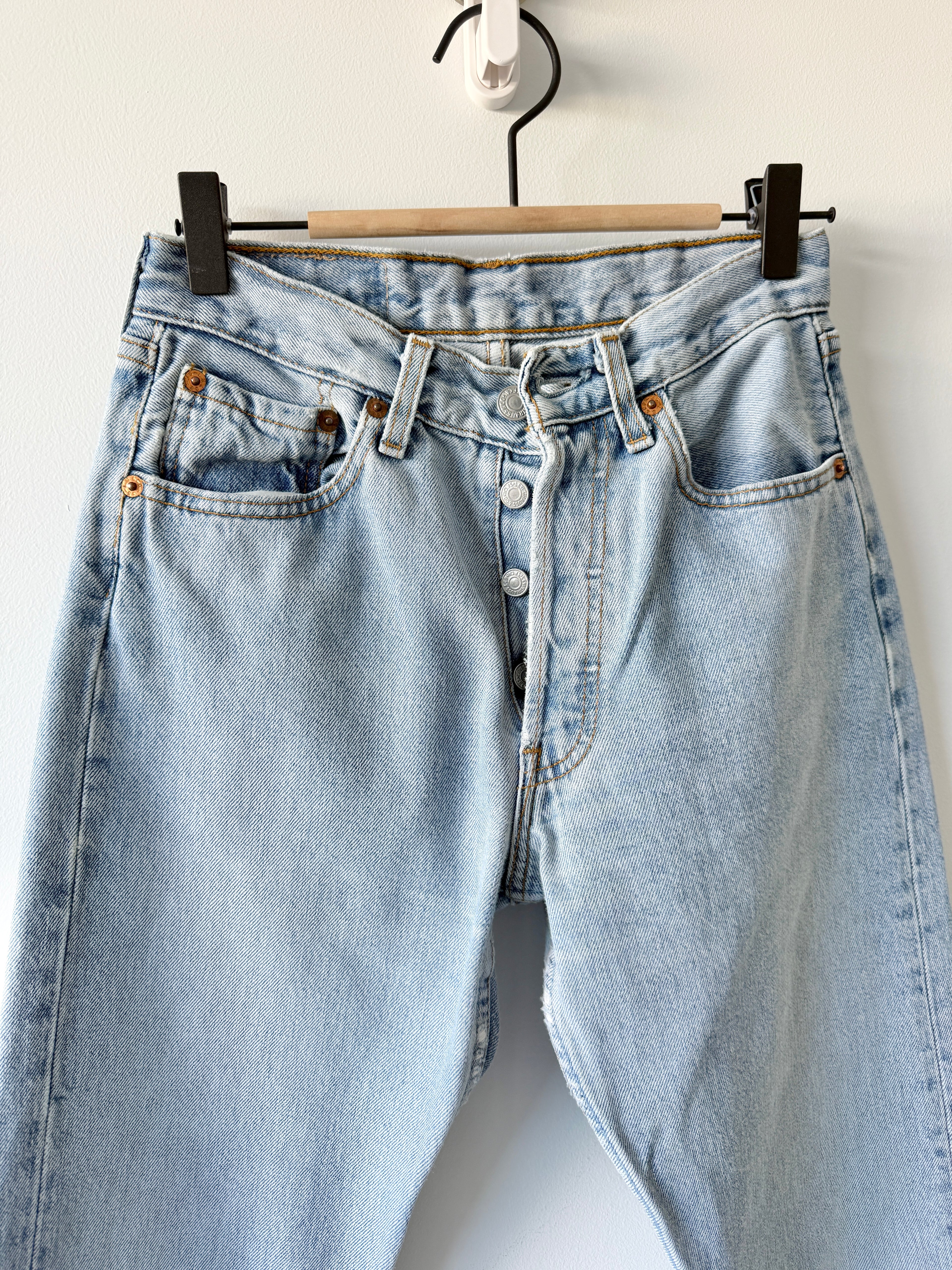 W25 L31 vintage Levis 501 24-25” measured light faded blue denim 90’s levi’s 501s