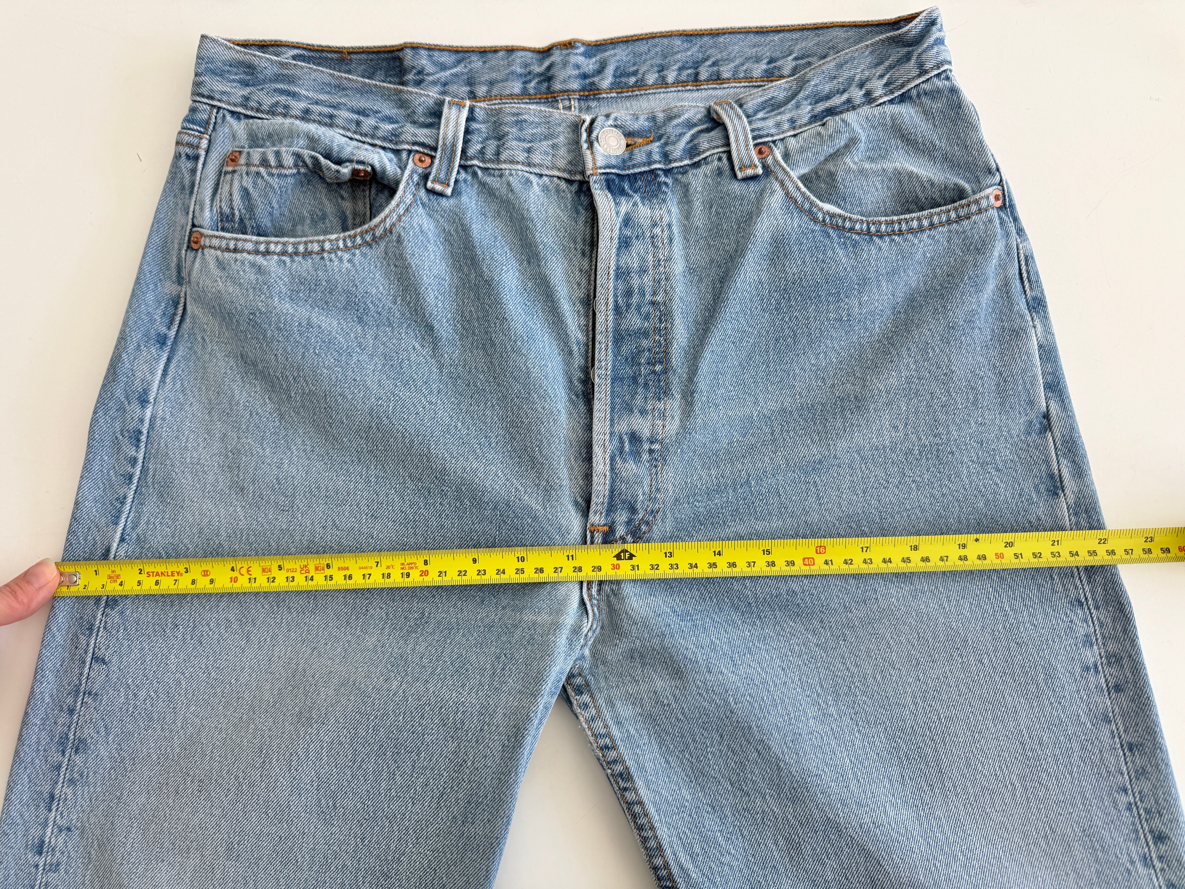 W33 L32 vintage Levis 501 32/33” measured waist medium blue 90s USA  501s