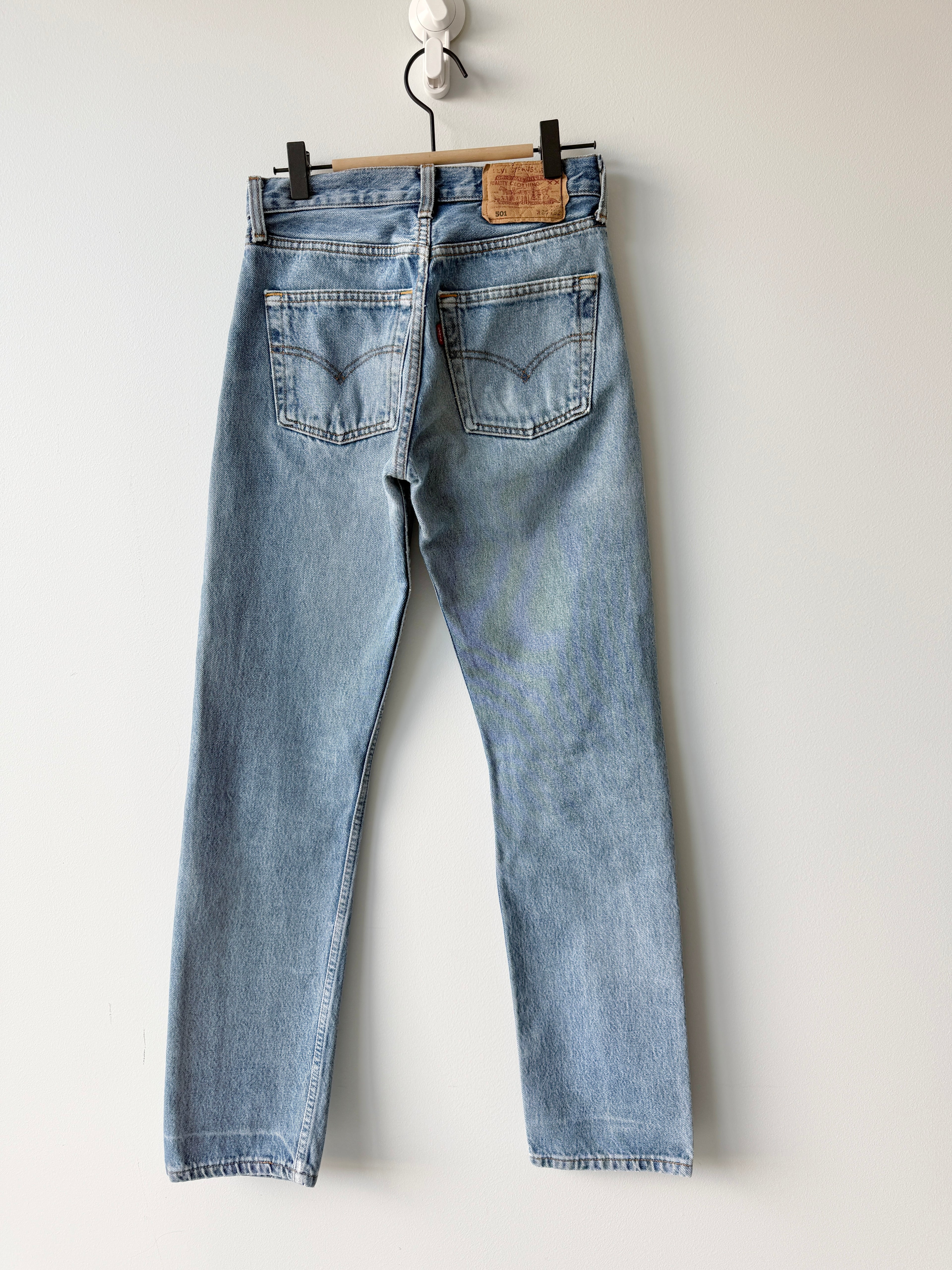 W25 L31 vintage Levis 501 24-25” measured medium light blue faded denim 90s 501s
