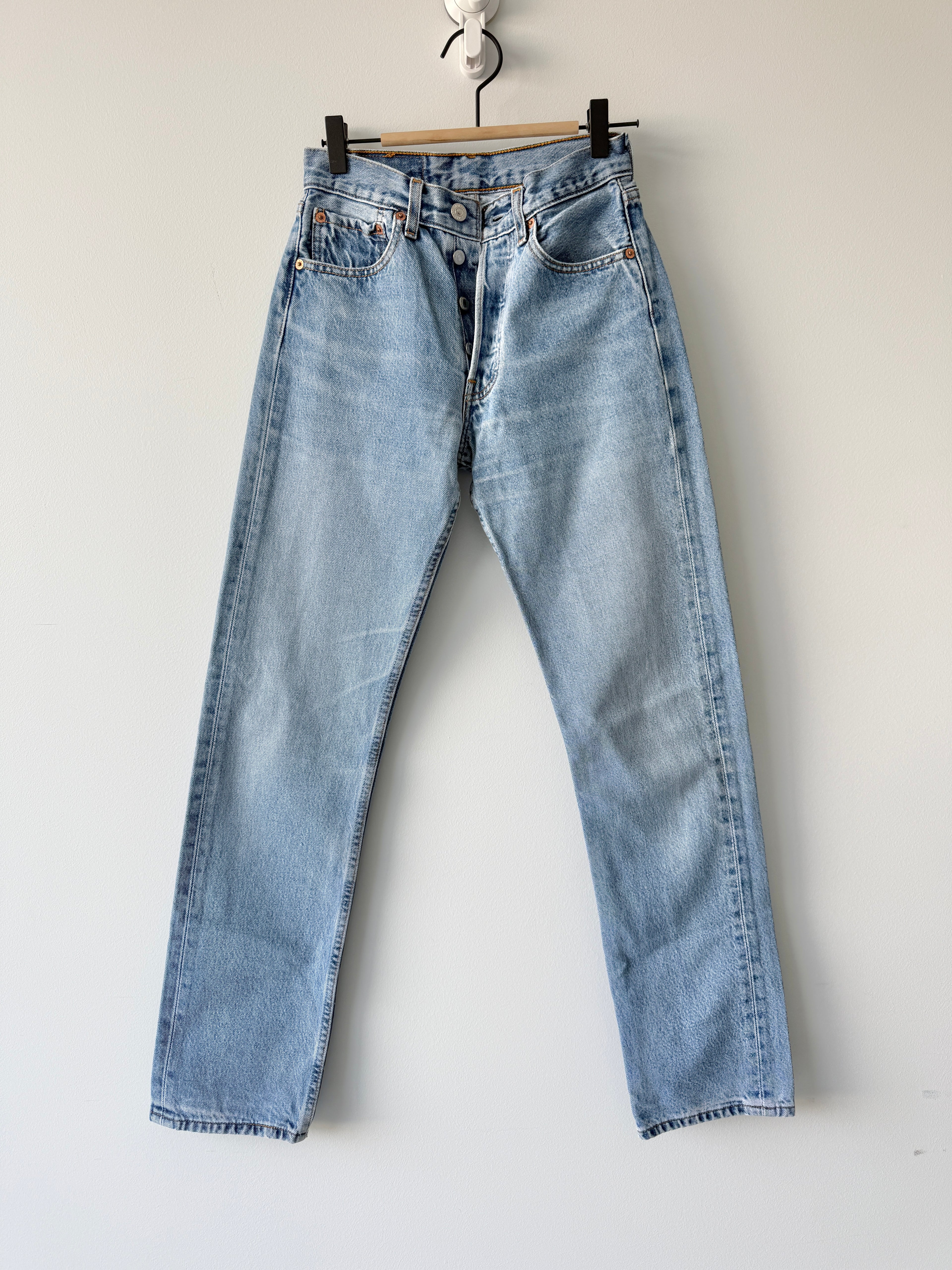 W24 L30 vintage Levis 501 23/24” measured medium faded blue denim Levi’s 501s