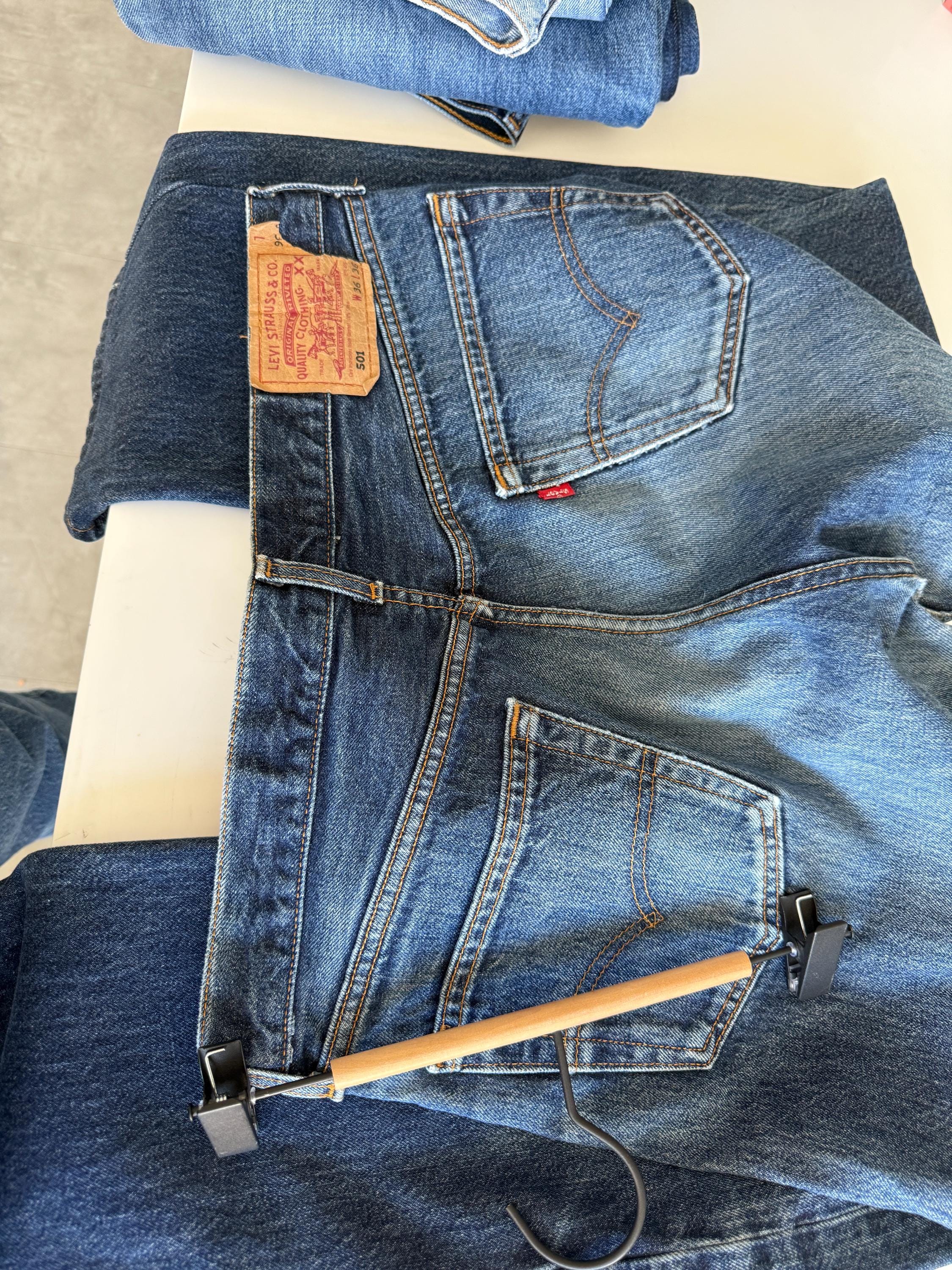 W34 L27 vintage Levis 501 27-28” measured medium blue made in 90s