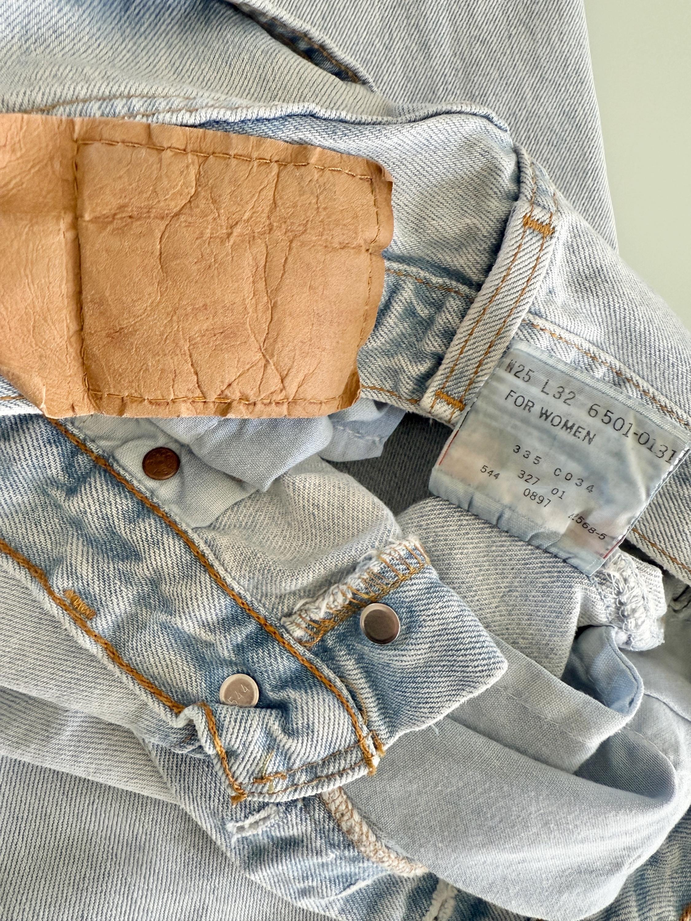 w22 L28 Levis 501 vintage light blue 501s for women tag made in USA 90s straight leg jeans 22”waist