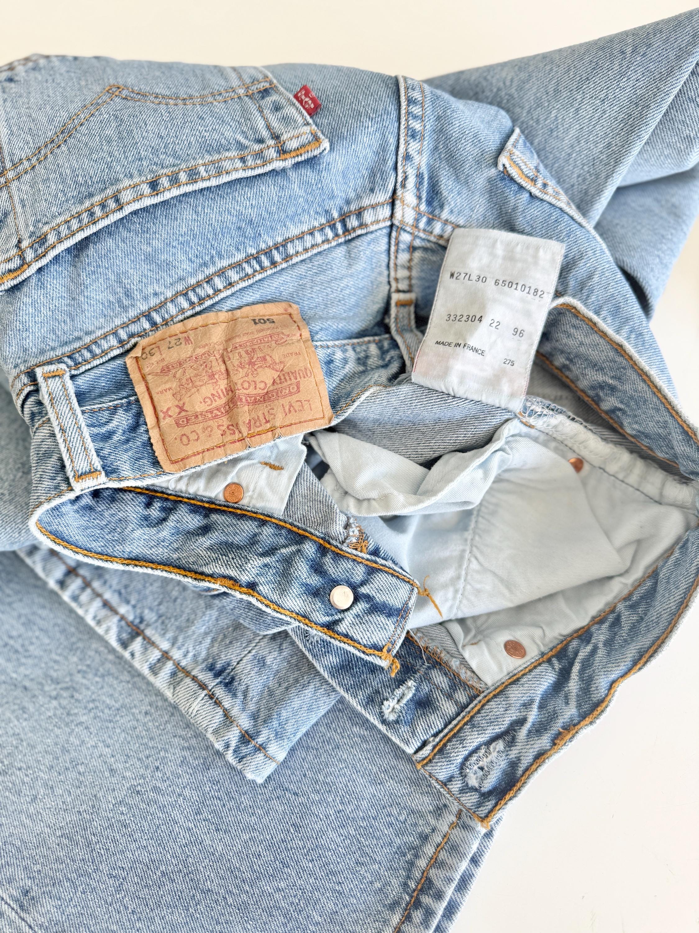 W25 L30 vintage Levis 501 25” measured waist medium blue made in 90s