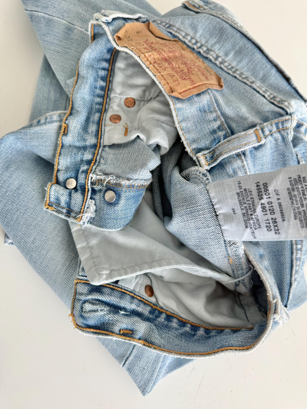 W24 L30 Levis 501 vintage 23-24” measured waist light blue made in y2k