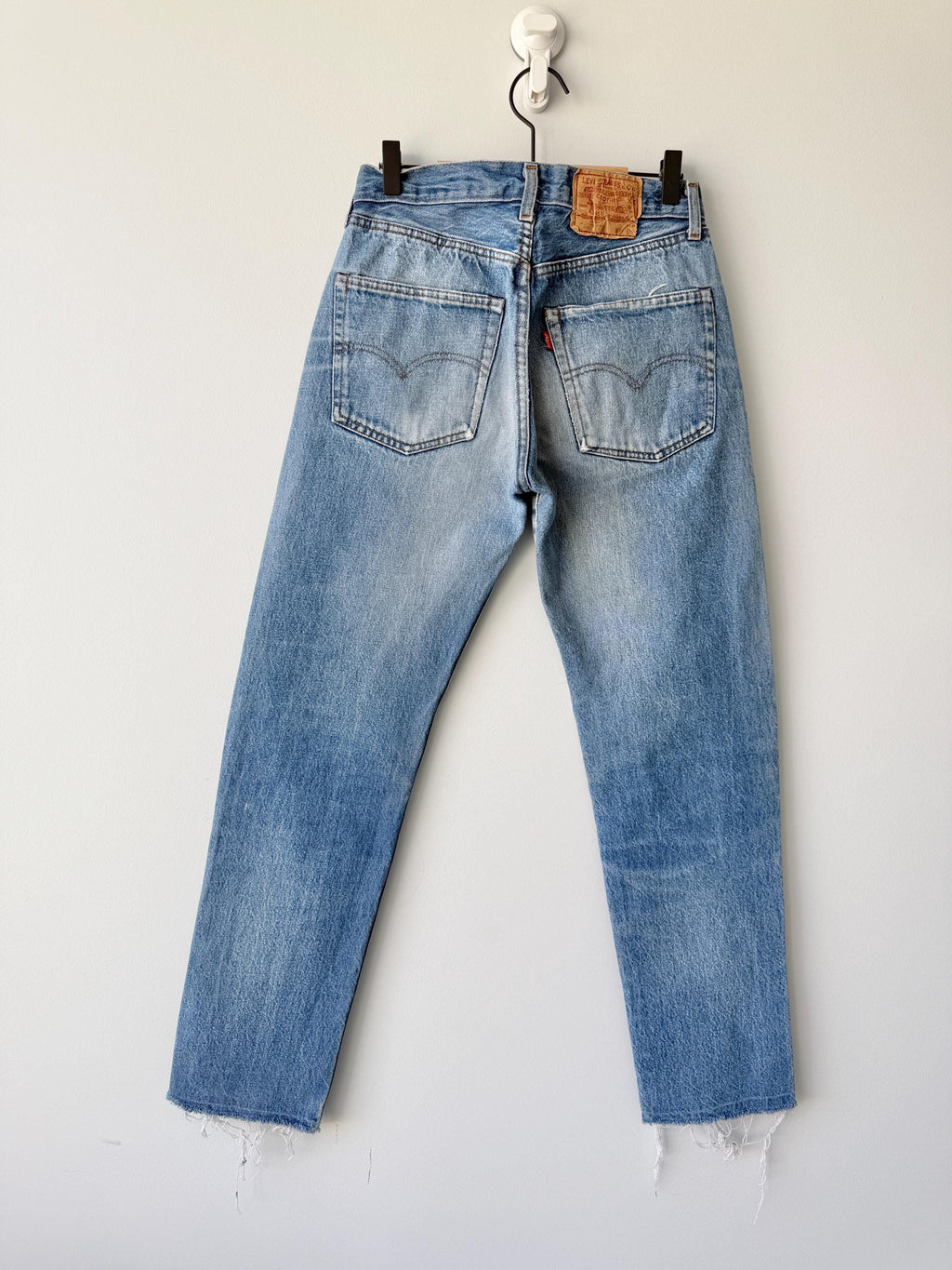 W27 L29 Levis 501 vintage 26-27” measured waist dark faded made blue made in 80s