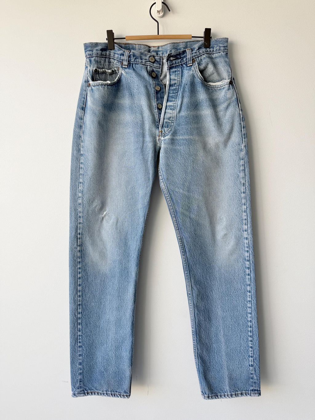 W31 L32 vintage Levis 501 30-31” measured waist medium faded denim made in USA 80s
