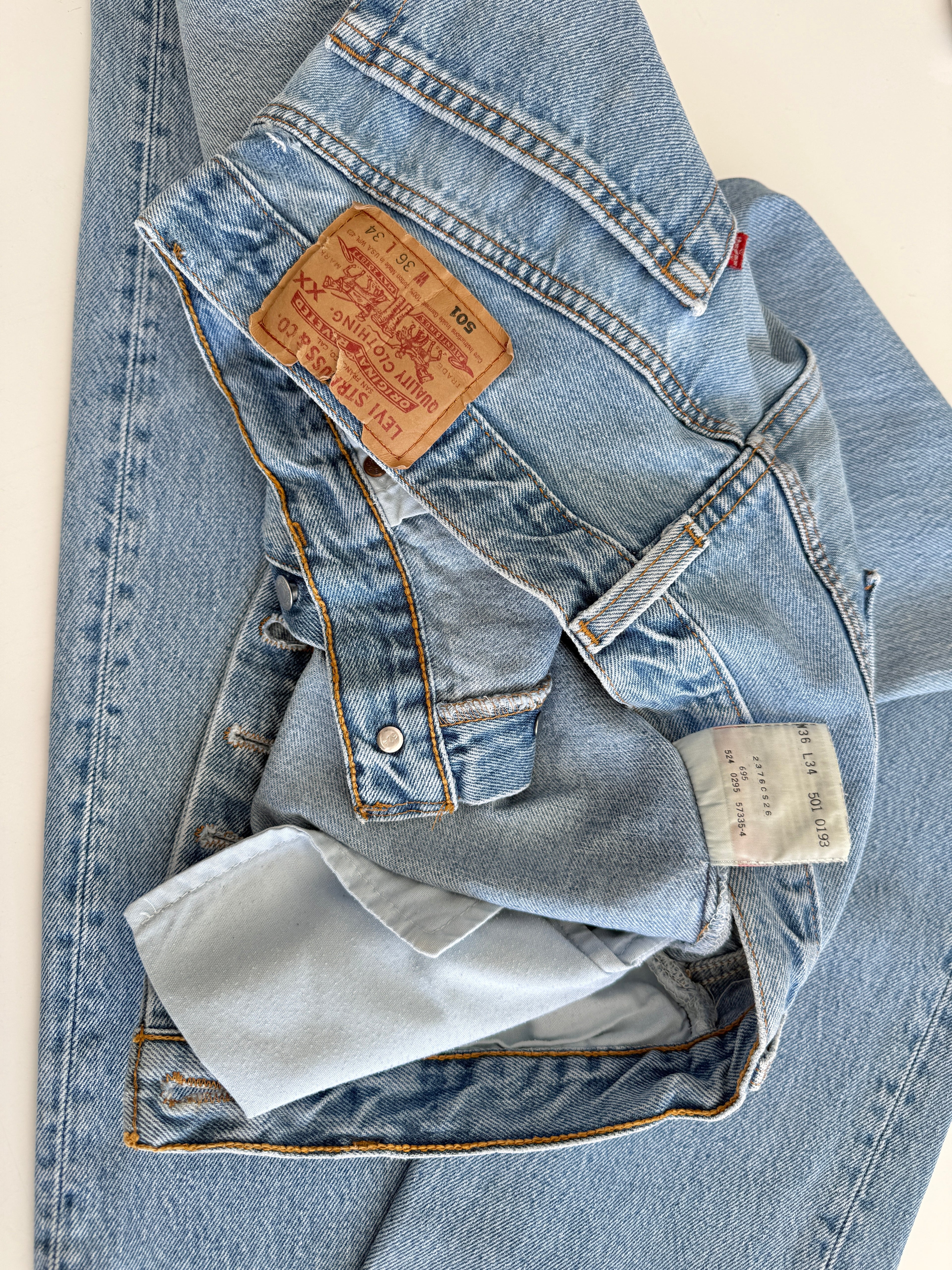 W33 L32 vintage Levis 501 32/33” measured waist medium blue 90s USA  501s