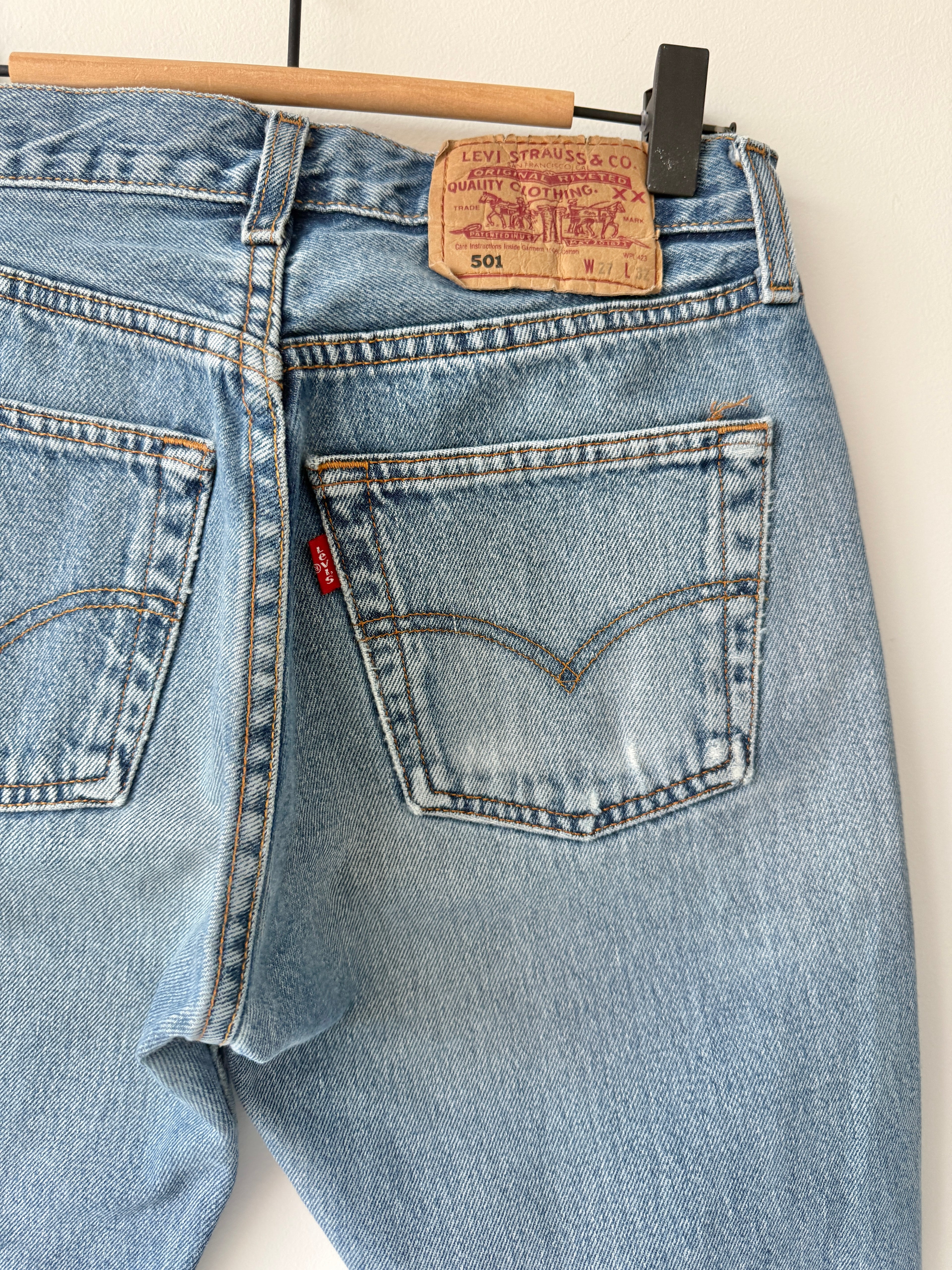 W25 L30 vintage Levis 501 24-25” medium blue 90s Levi’s 501s