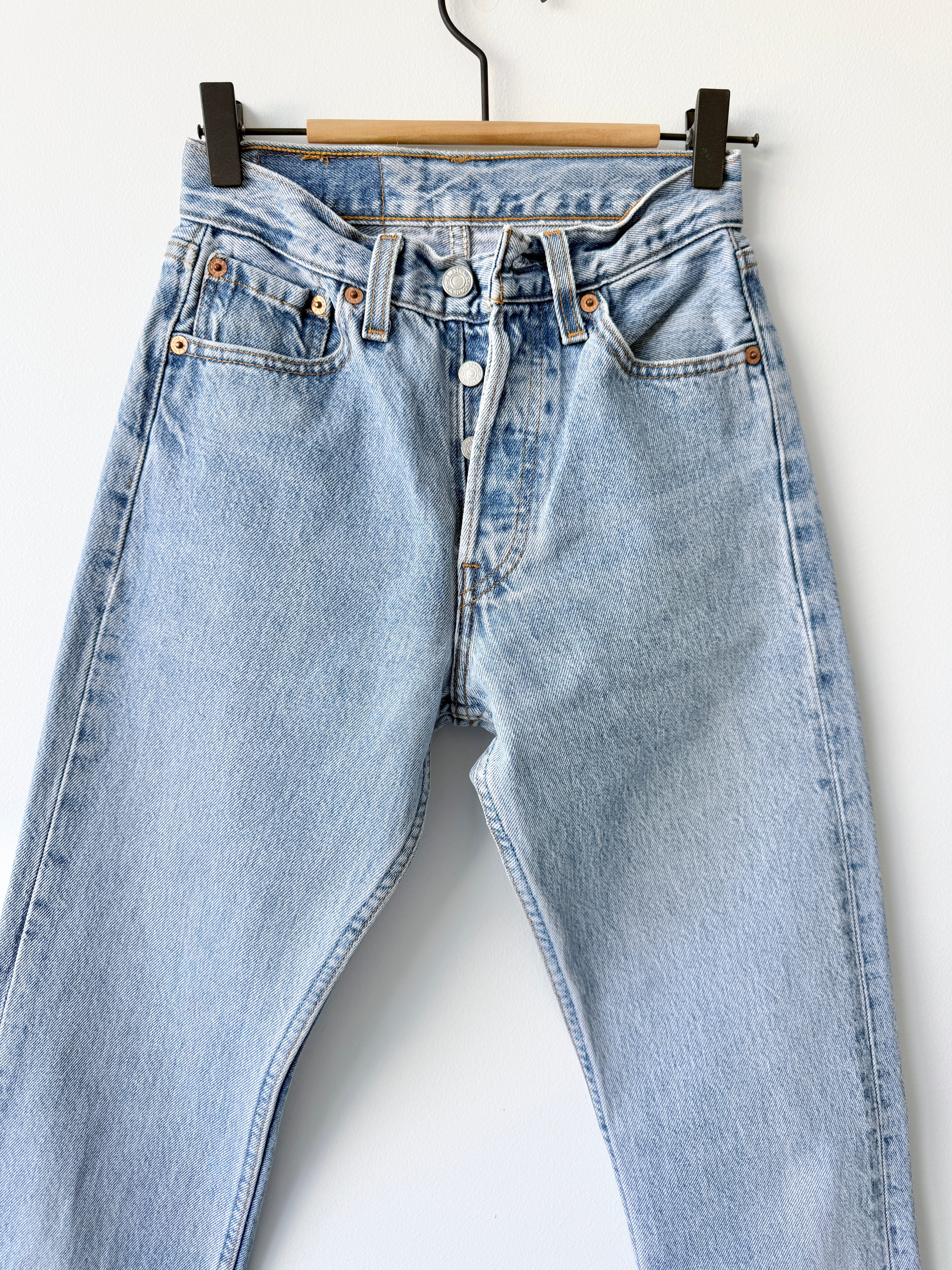W23 L30 vintage Levis 501s 22/23” light medium blue Levi’s 501s 90s