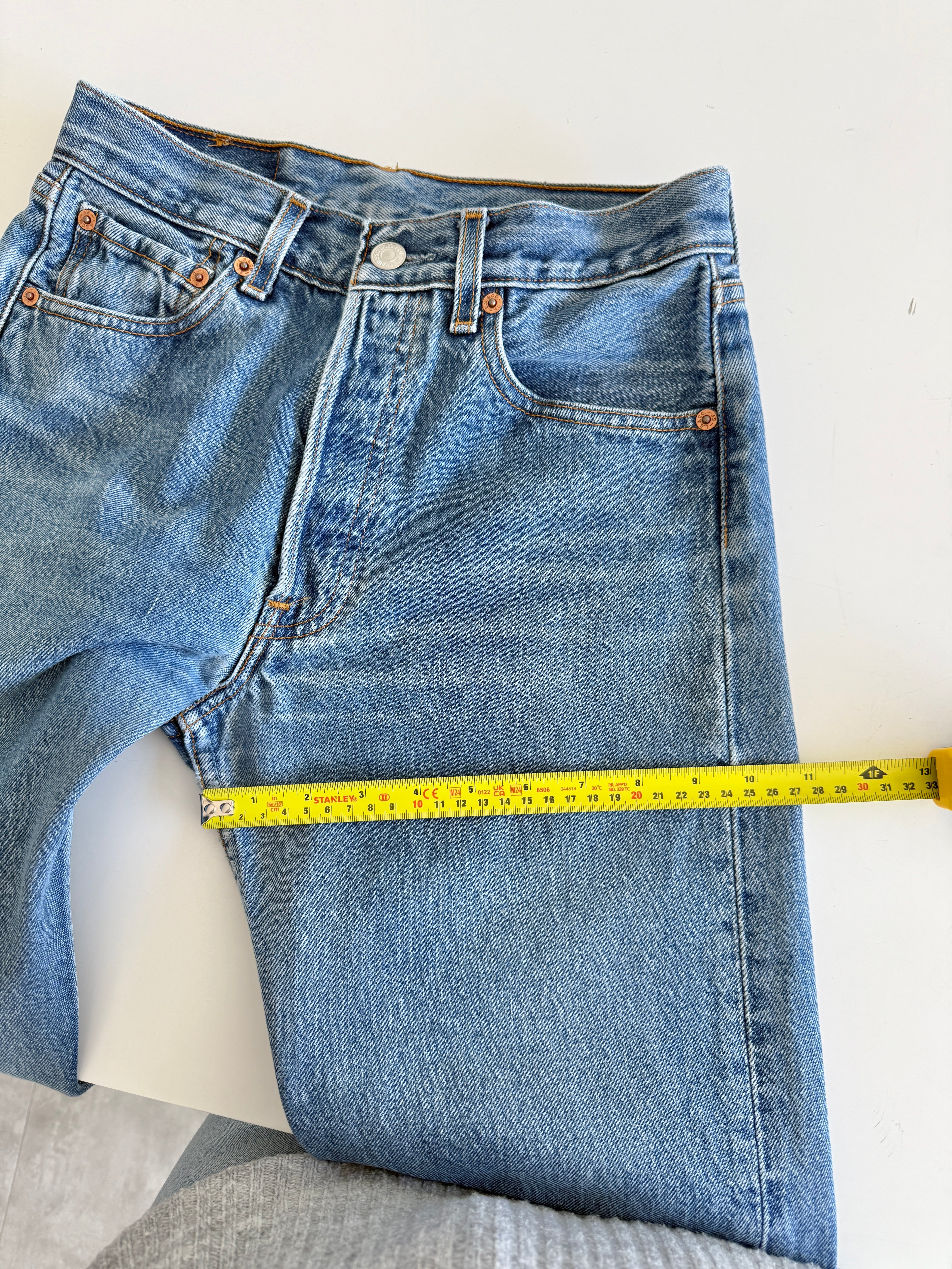 W26 L30 vintage Levis 501 25-26” medium blue 90s Levi’s 501s