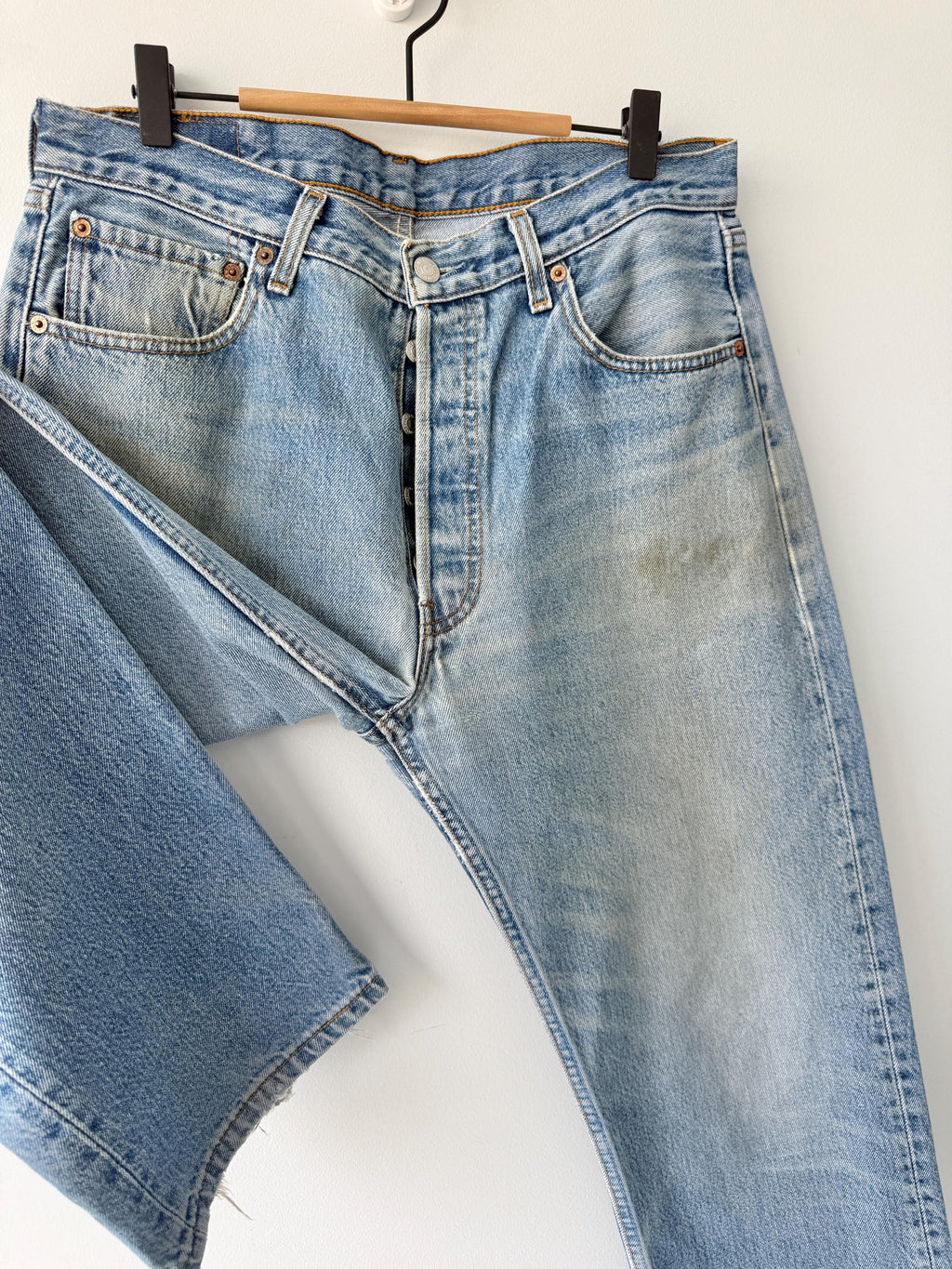 W33 L31 Levis 501 vintage 33” measured waist medium blue made in y2k