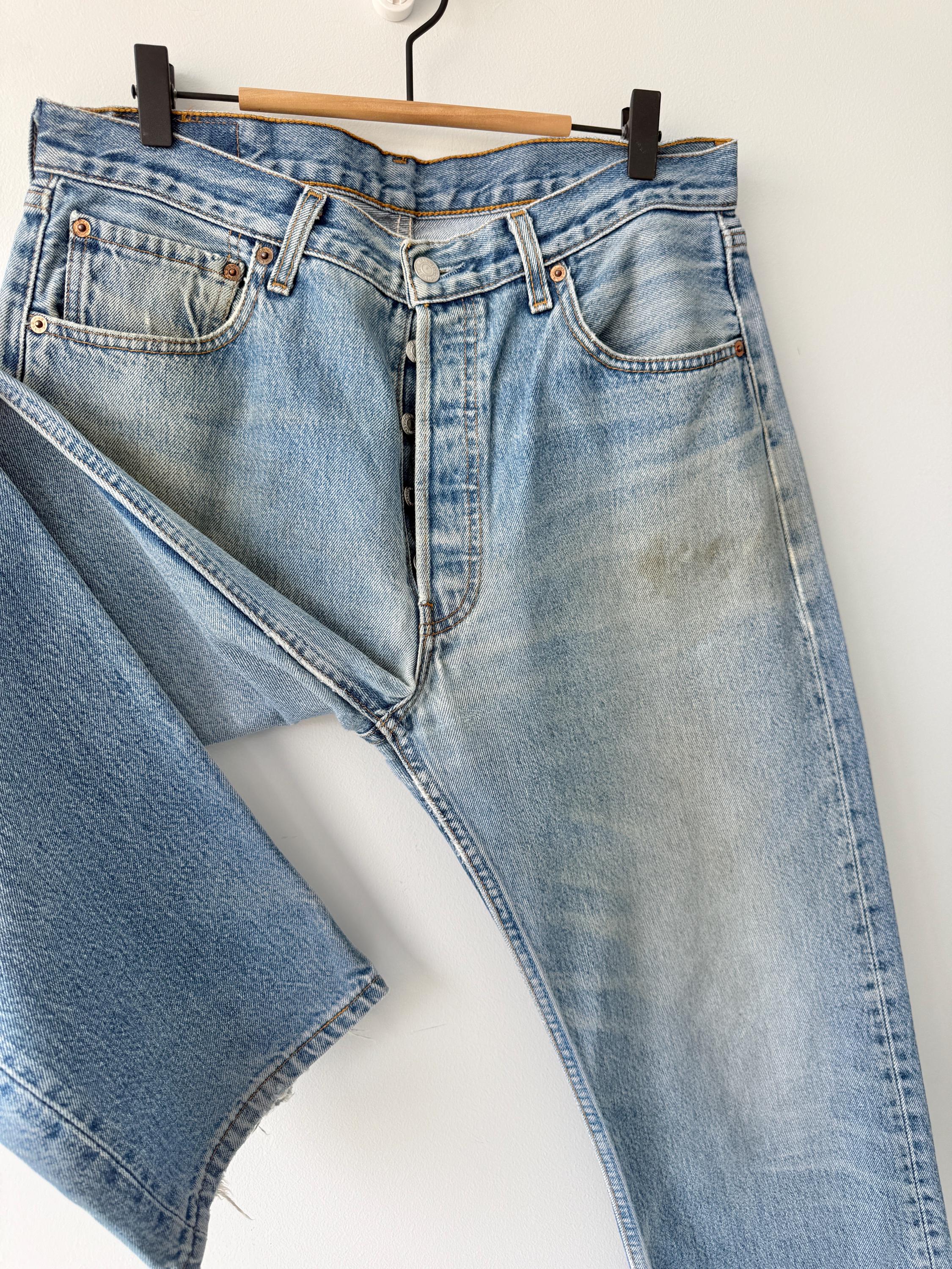 W33 L31 Levis 501 vintage 33” measured waist medium blue made in y2k