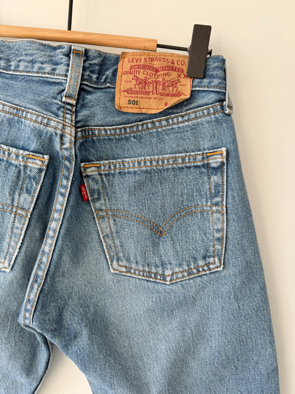 W24 L30 vintage Levis 501 23-24” medium blue 90s Levi’s 501s