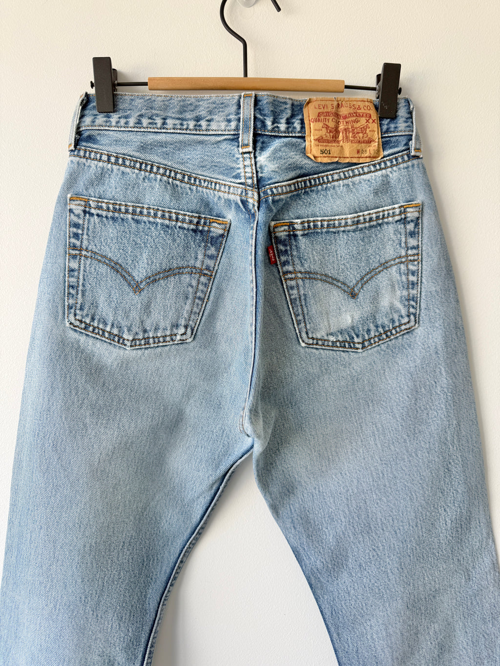 W26 L31 vintage Levis 501 25/26” measured waist medium light blue 501s Y2K wallet mark and cool fades nl