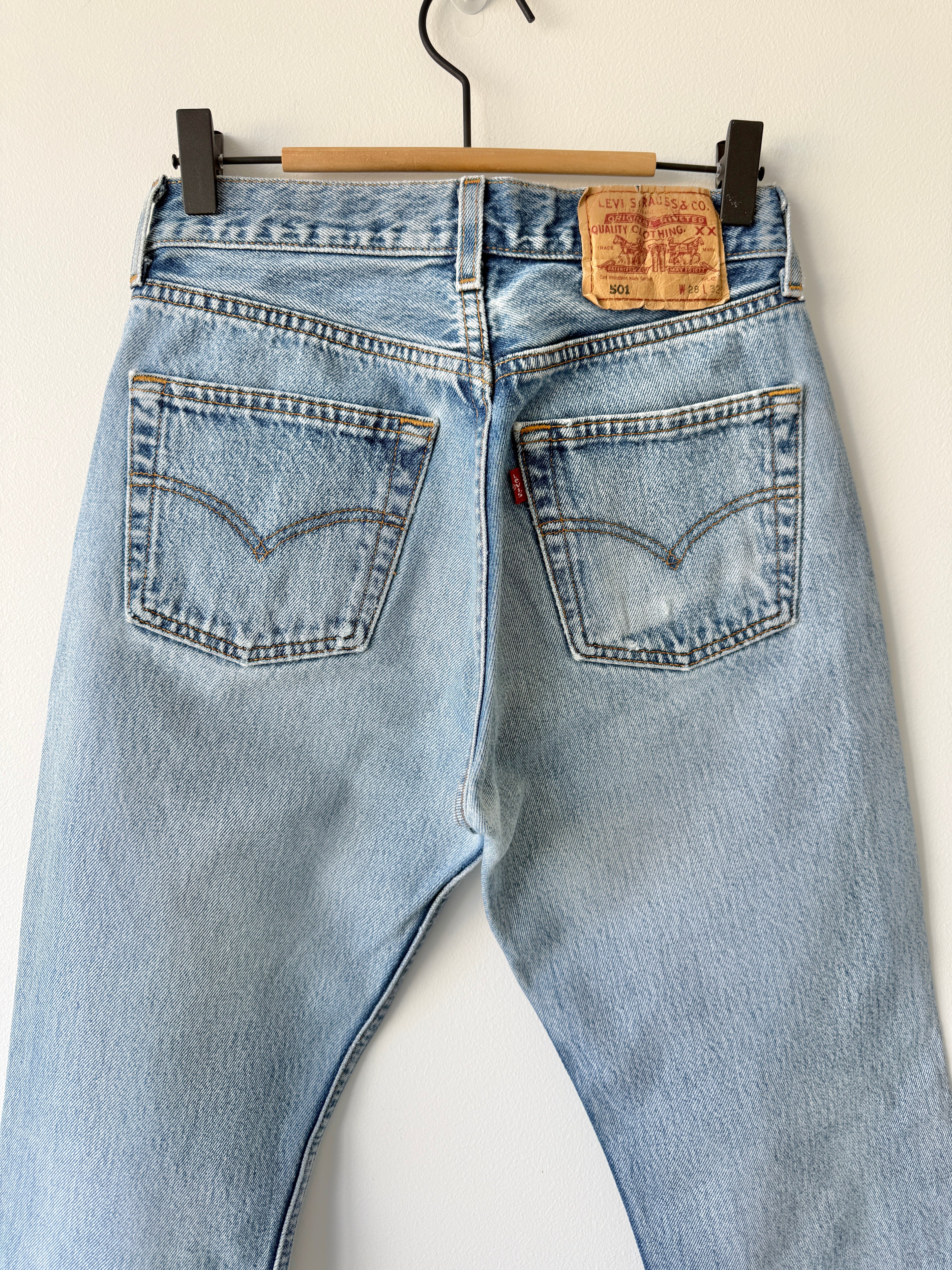 W26 L31 vintage Levis 501 25/26” measured waist medium light blue 501s Y2K wallet mark and cool fades nl