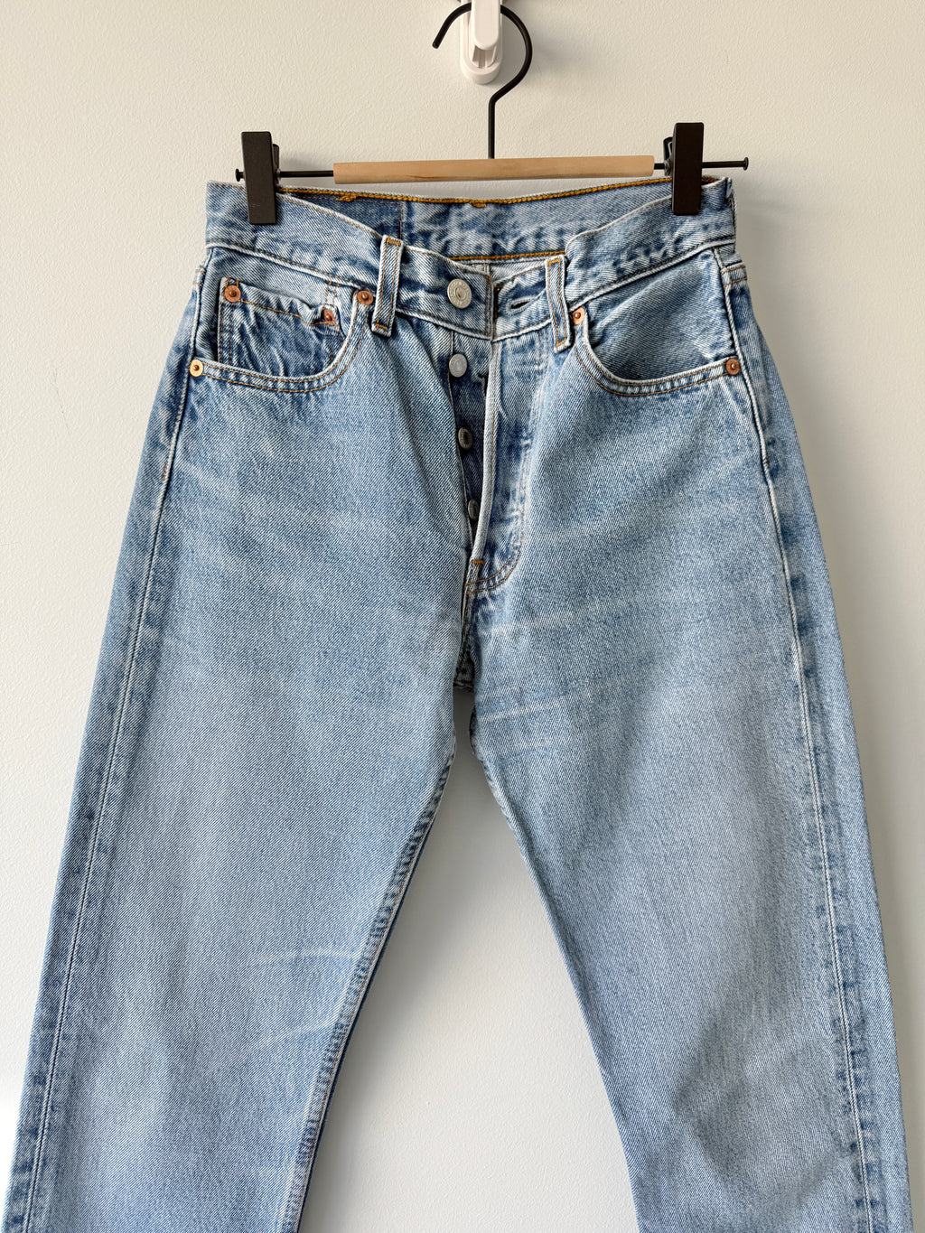 W24 L30 vintage Levis 501 23/24” measured medium faded blue denim Levi’s 501s