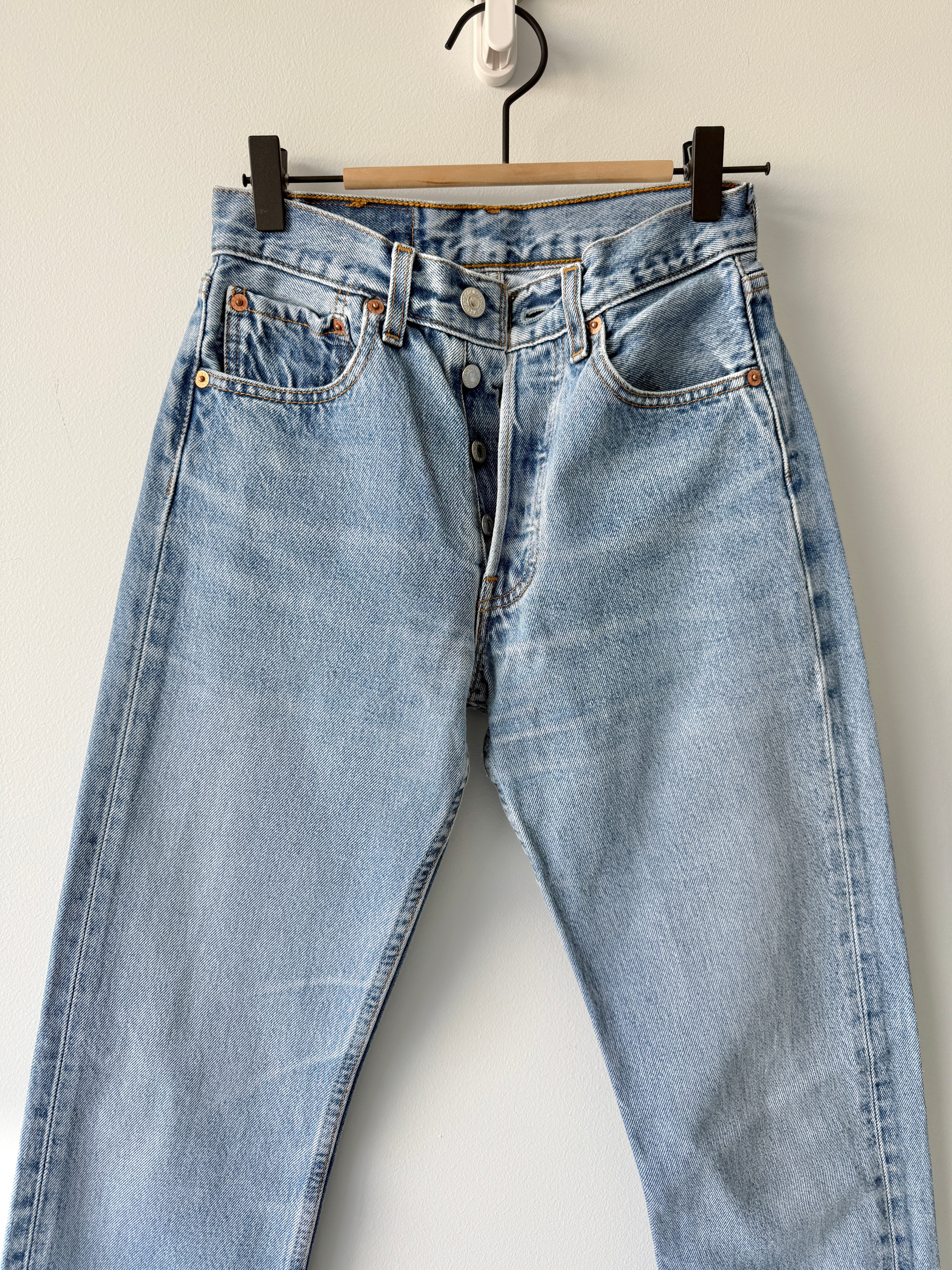 W24 L30 vintage Levis 501 23/24” measured medium faded blue denim Levi’s 501s