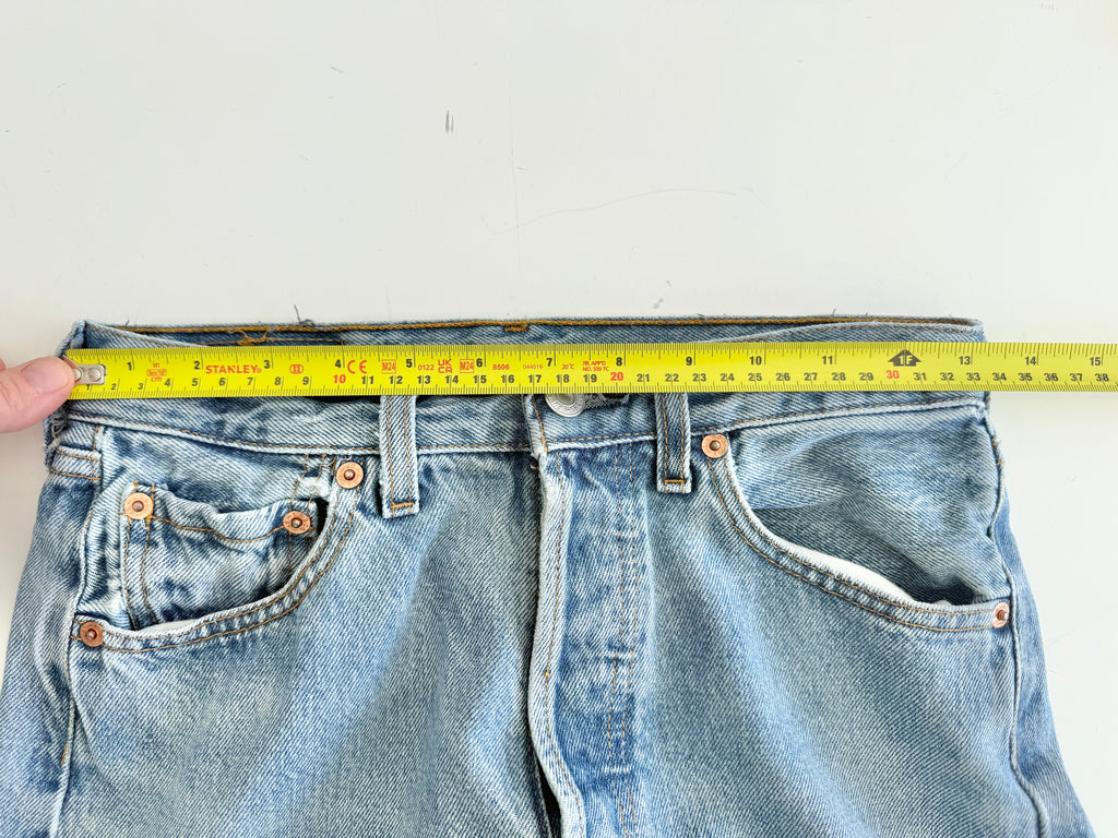 W25 L30 vintage Levis 501 25” light medium blue Levi’s 501s