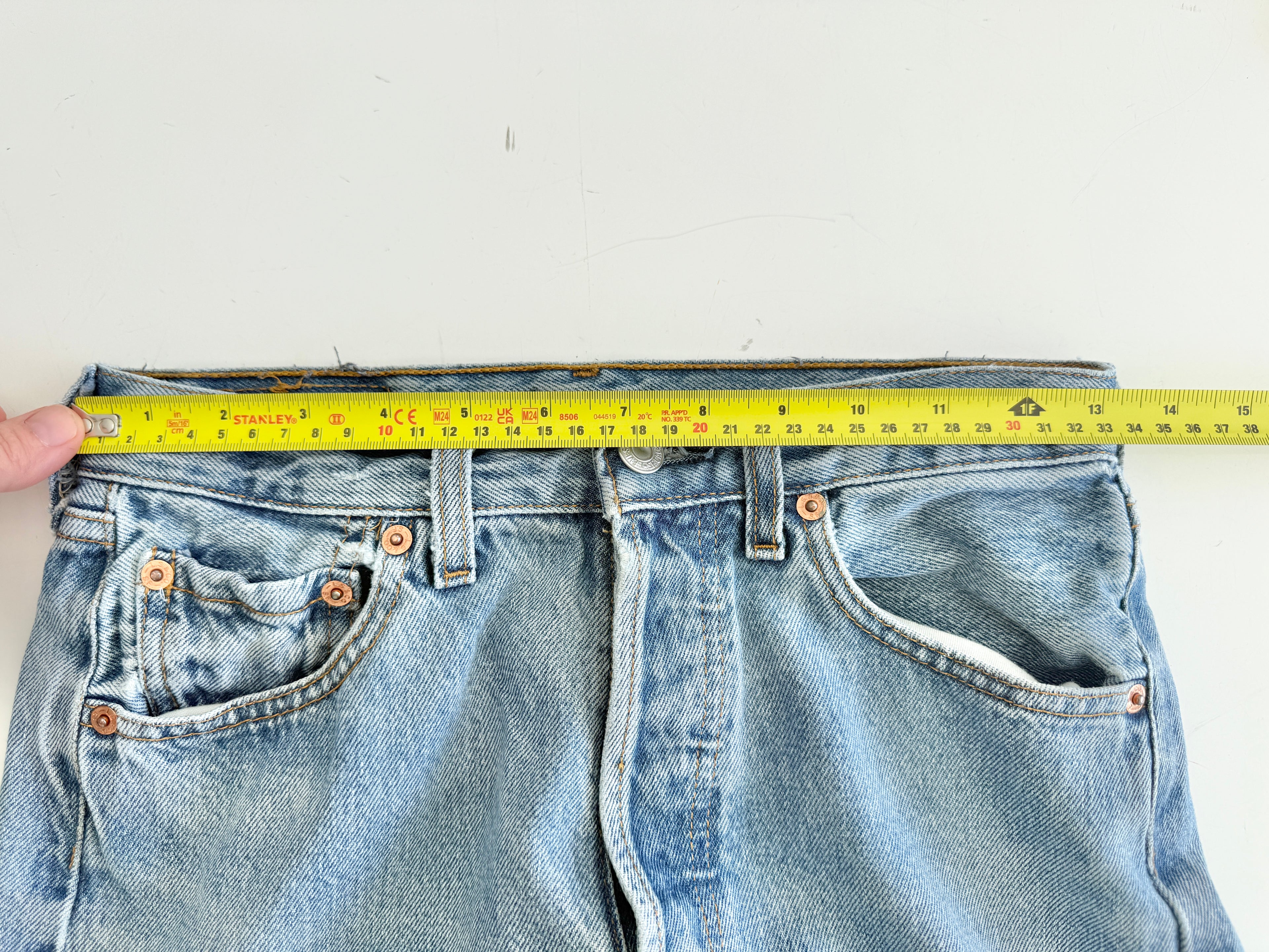 W25 L30 vintage Levis 501 25” light medium blue Levi’s 501s