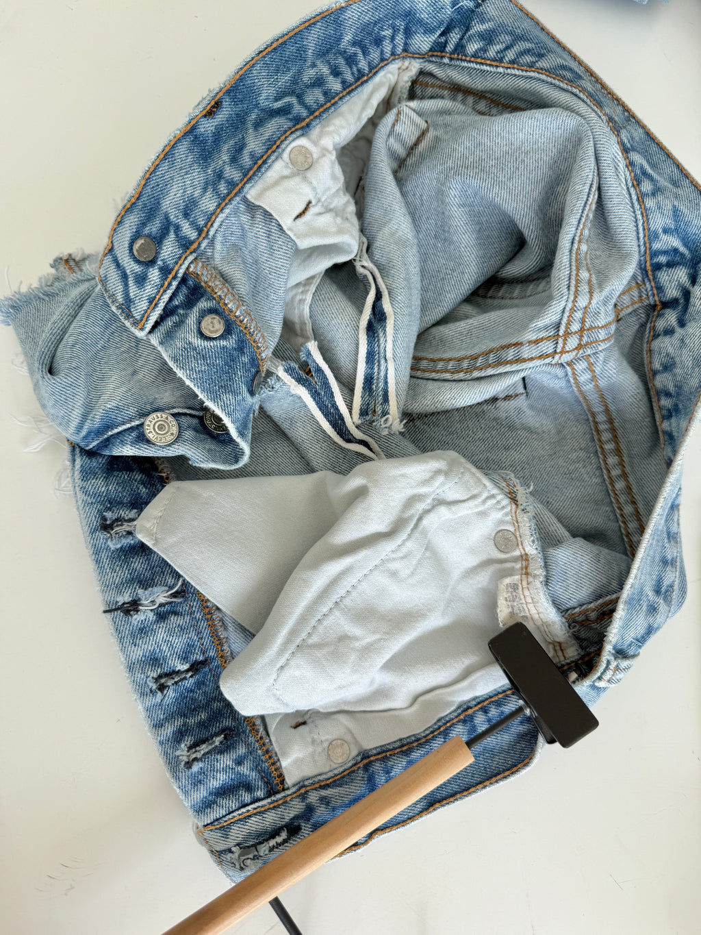W27 Selvedge vintage Levis 501 26/27” measured waist light faded blue 70s 501s selvedge Levi’s made in USA