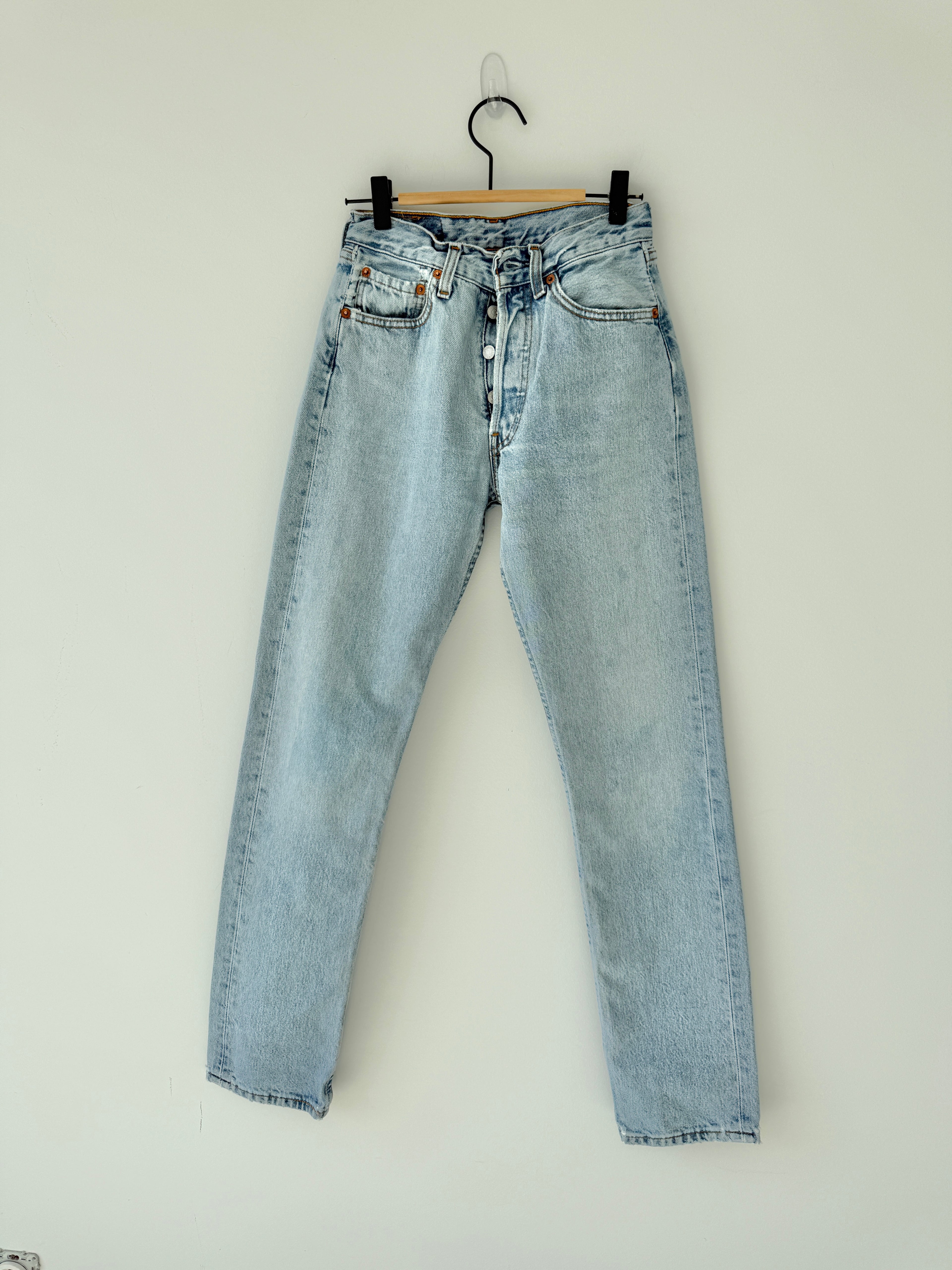W25 L31 vintage Levis 501 24/25” measured waist light blue 90s 501s