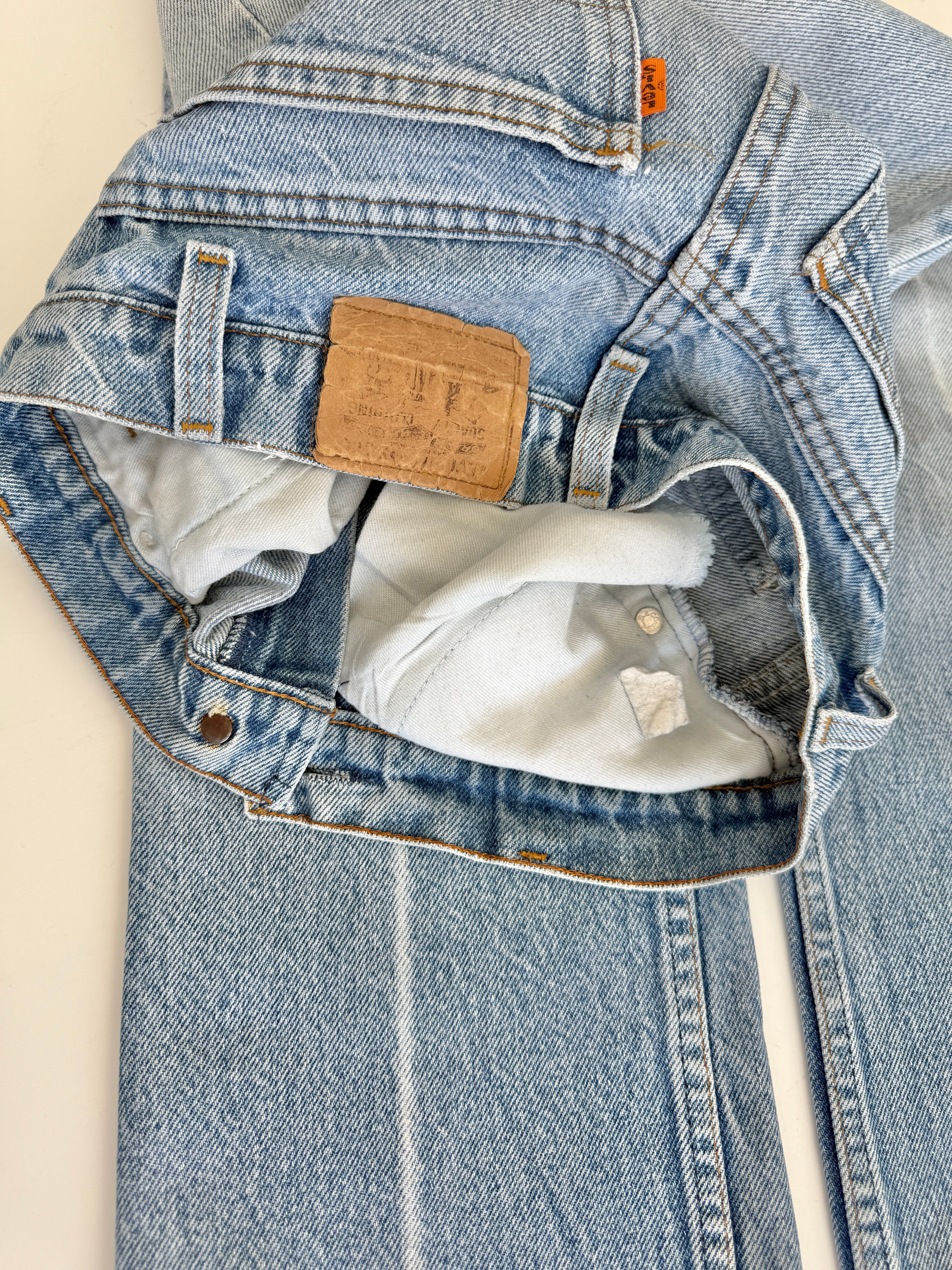 W25 L30 vintage Levis 716 25” measured waist light faded blue USA 70s 716s