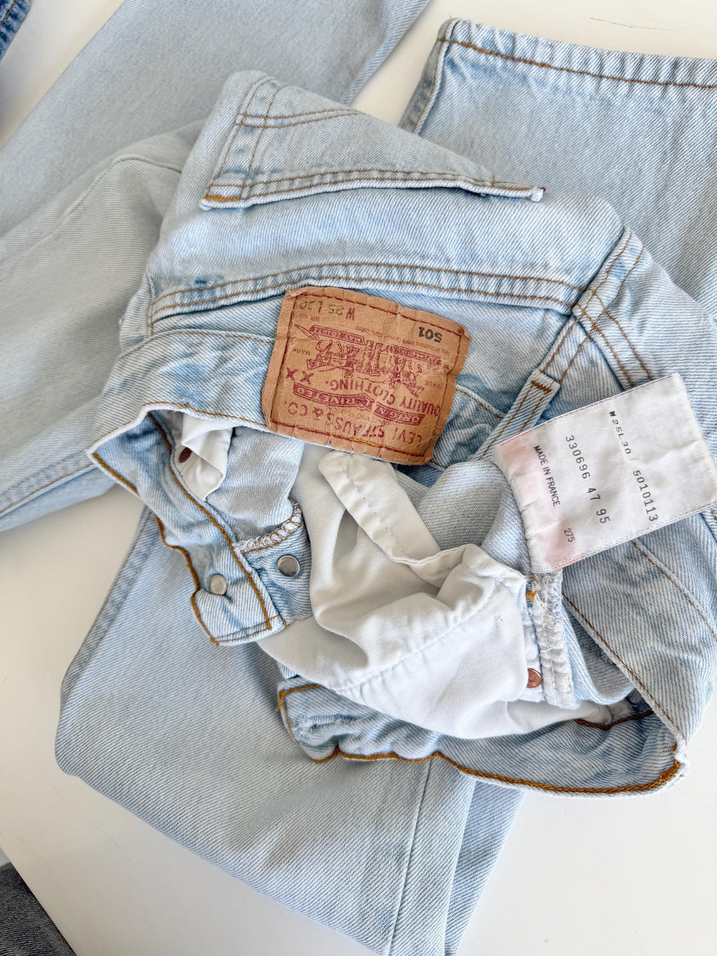 W23 L28 Levis 501 vintage 22-23” waist light blue 501s made in France 90s
