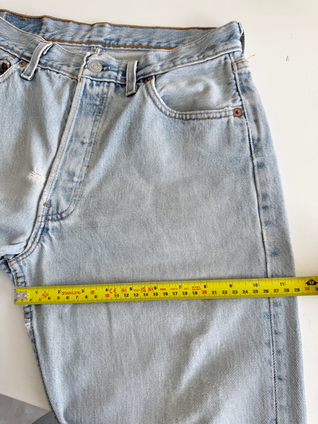 Distressed W28 L29 vintage Levis 501 27/28” measured light faded blue denim 90’s 501s USA student fit