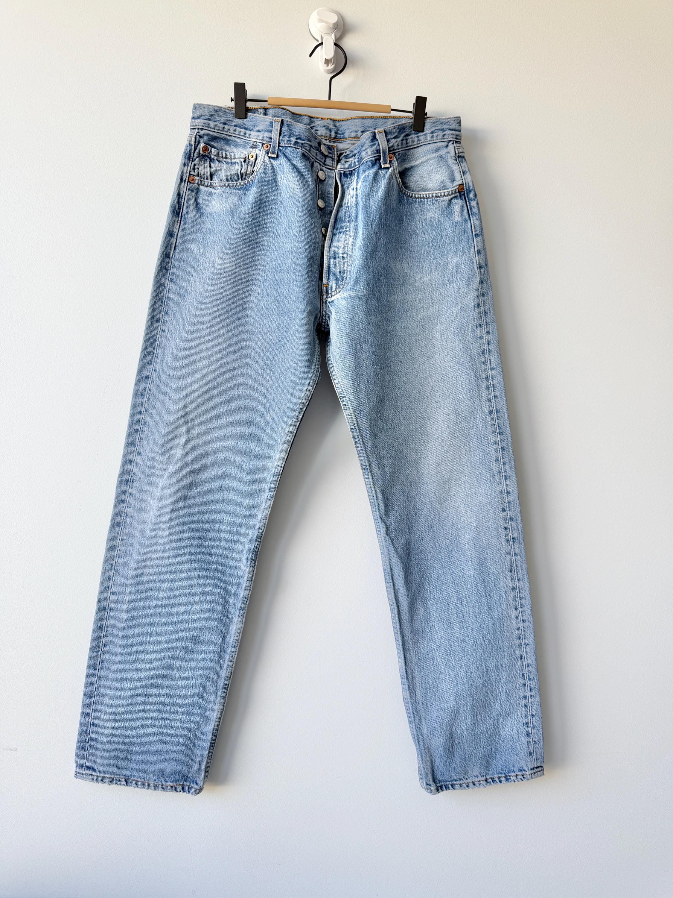 W33 L30 Levis 501 vintage 33” measured waist medium blue made in Y2K
