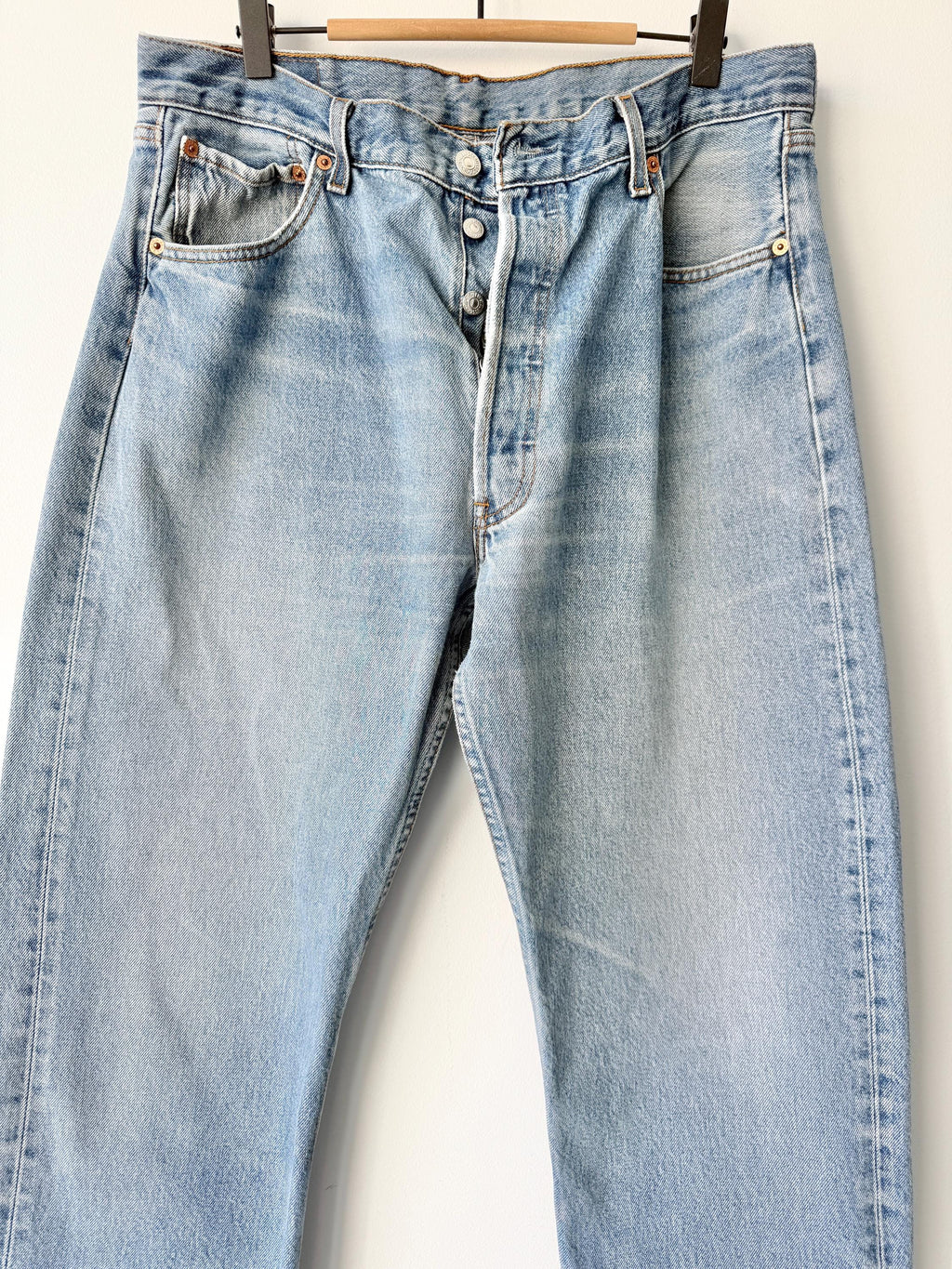 W33 L33 vintage Levis 501 33” measured waist medium faded blue denim made in Y2K